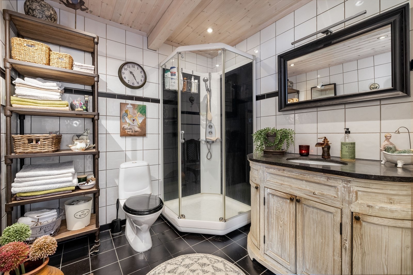 Flislagt baderom med varmekabler i gulv. Baderomsmøblement med skapplass med heldekkende benkeplate over med nedfelt servant. Speilflate og belysning over vask. Videre har rommet dusjkabinett og gulvmontert toalett. Galleribilde