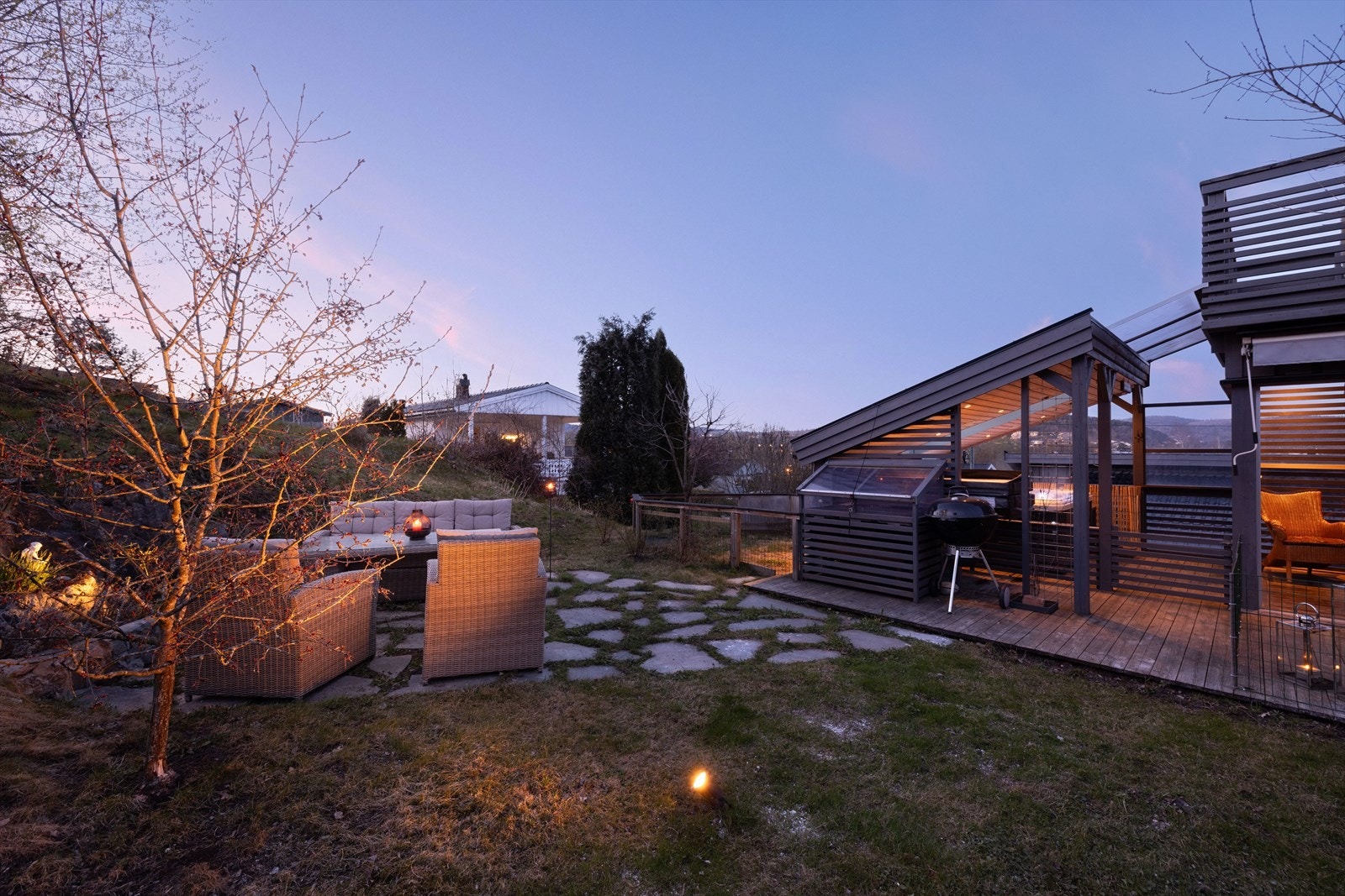 Hele hagen hører til boligen. Hagedelen er pent opparbeidet med plenarealer, trær og prydbusker. Galleribilde