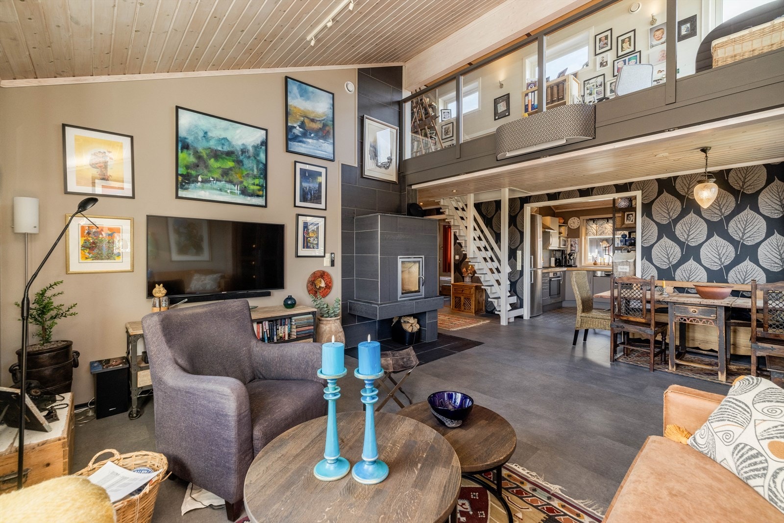 I stuen er det et fint ildsted med peisinnsats med glassdør, som gir god varme på ekstra kalde dager. I tillegg har stuen en varmepumpe montert i 2023. Galleribilde