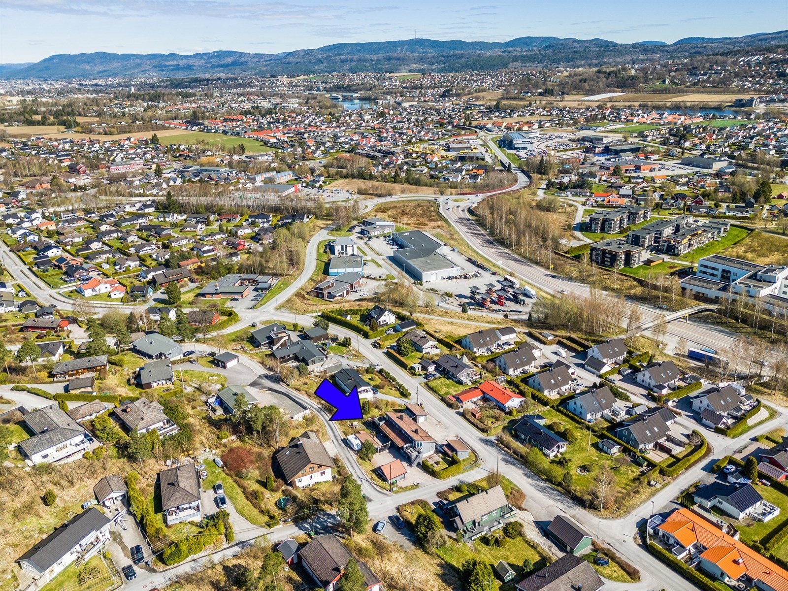 Det er nærhet til nydelig turterreng ved idylliske Kverndammen. Her er det flere stier, natursti med opplysningsplakater og en spennende amfibiedam. På sørsiden av Kverndammen ligger ei lysløype på ca. 2,8 km. Galleribilde