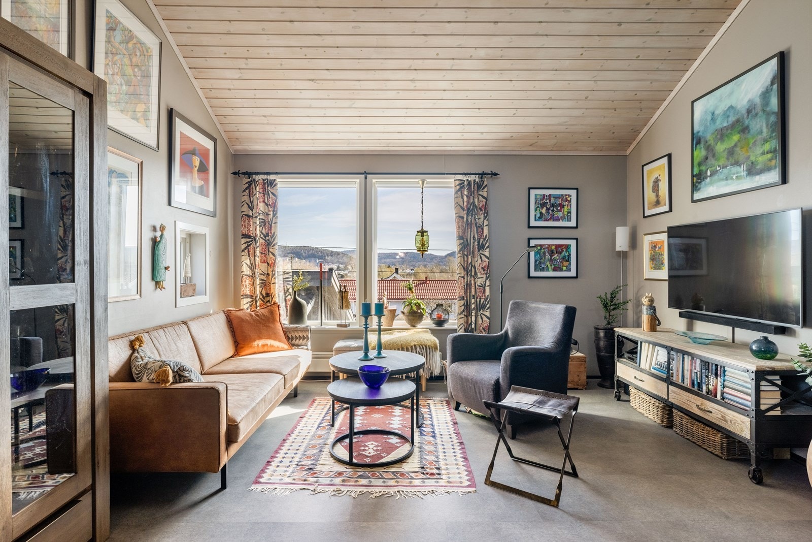 Det er lagt ny laminat på de fleste gulvflater i hele hovedetasjen. Galleribilde