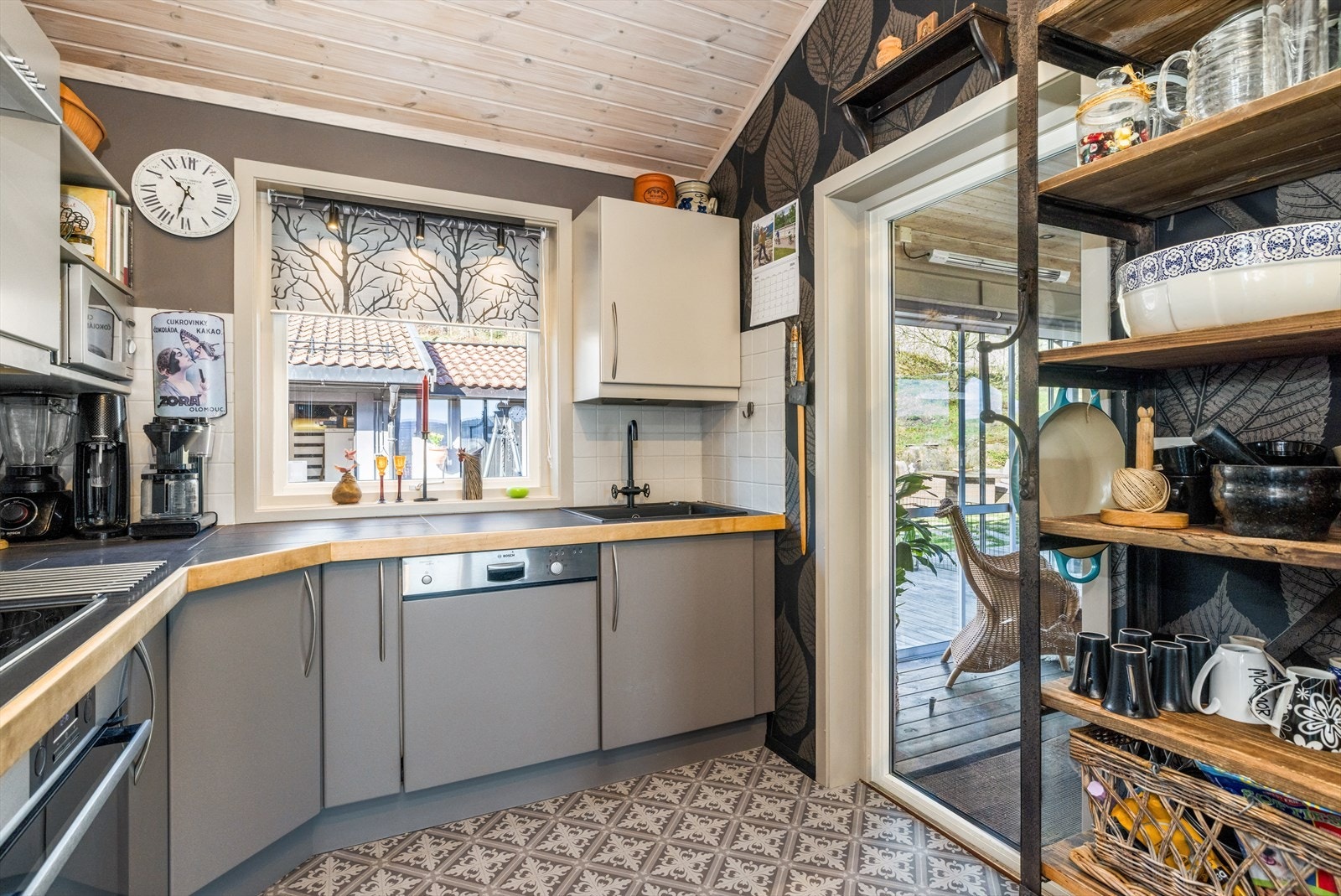 Kjøkken har en pen og godt vedlikeholdt innredning, hvor fronter er malt opp i 2024 i fine fargetoner. Hvitevarer medfølger. Det er utgang ut til innglasset terrasse fra kjøkken. Galleribilde