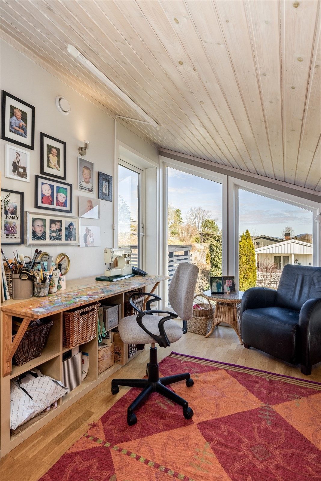 Her er det i den ene enden vindusflater fra gulv til tak som gir nydelige lysforhold og utsyn. Det er også adkomst ut til veranda. Galleribilde