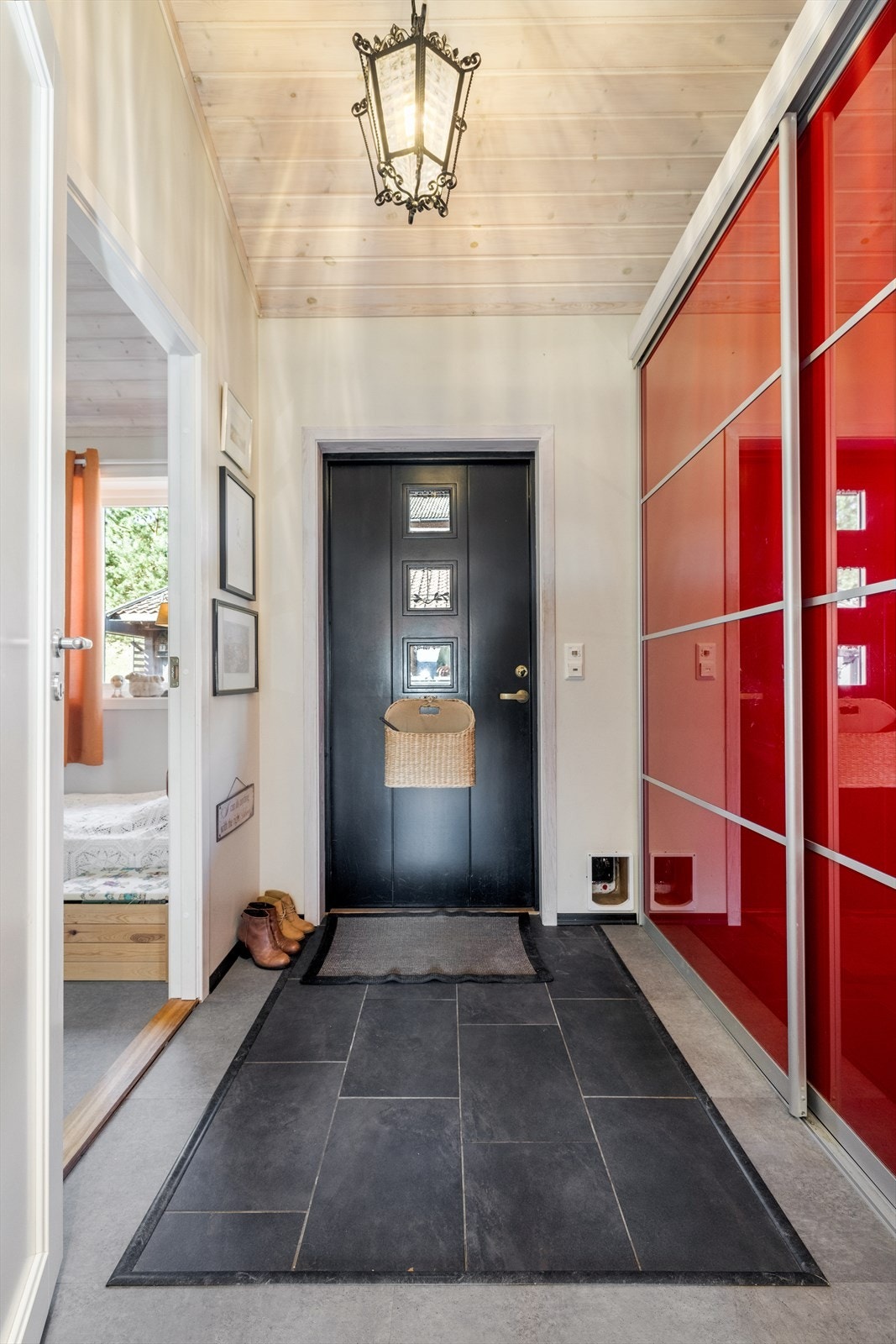 Hyggelig entré ønsker deg velkommen inn i denne stilige boligen! Galleribilde