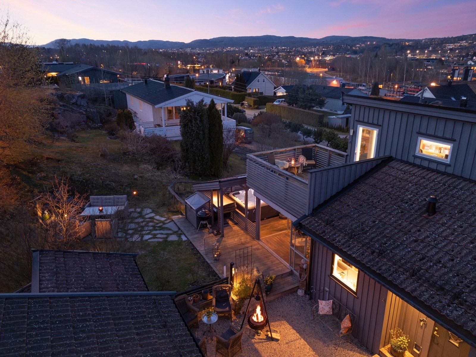 Nærhet til dagligvare hvor det også er frisør samt gangavstand til GS senteret med Meny, apotek og blomsterforretning. Galleribilde