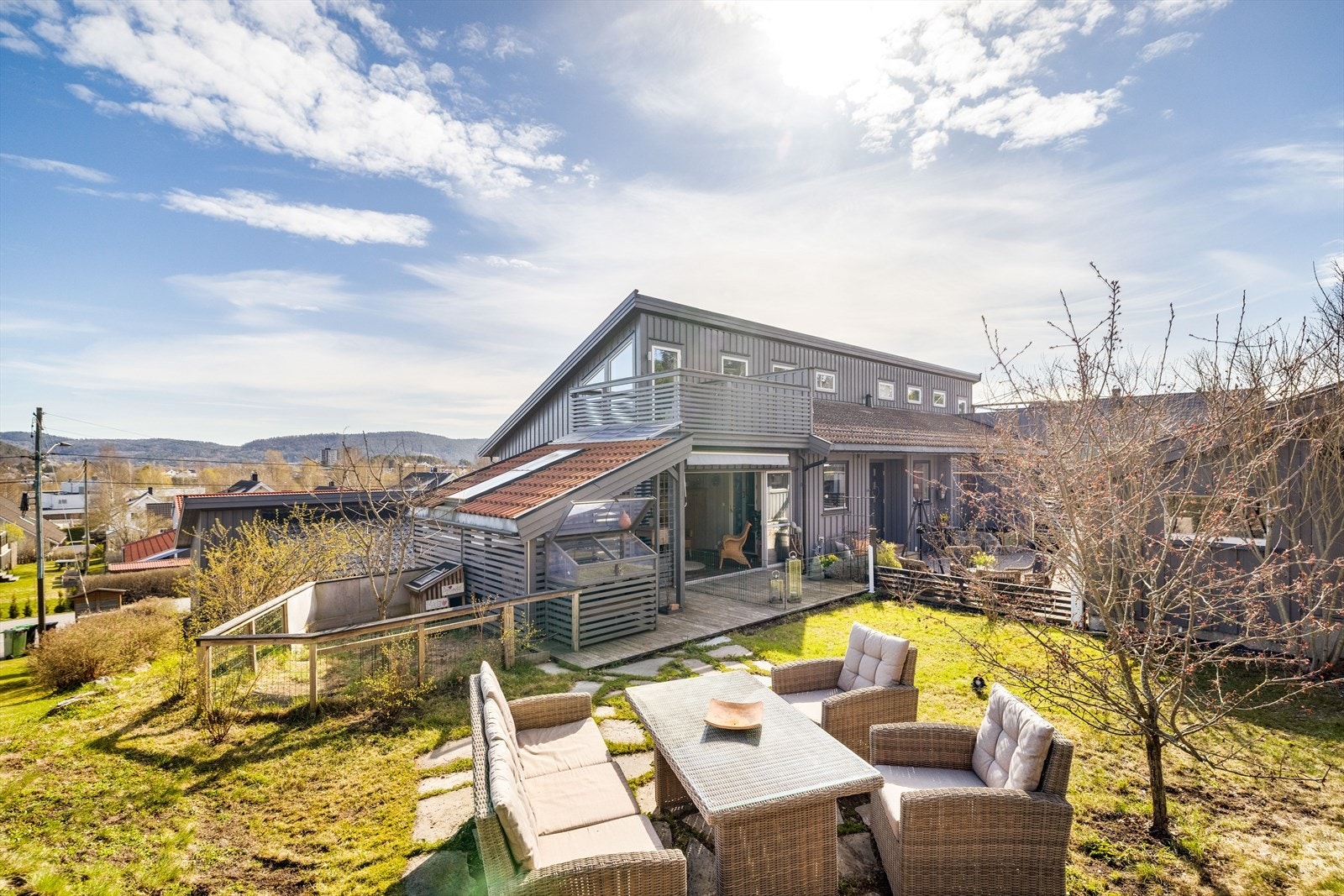 Boligen ligger i øvre plan av eiendommen med flott opparbeidet uteområde og et innbydende gårdsrom. Disse uteområdene og gårdsrommet følger boligen og er en tilleggsdel i henhold til seksjoneringsbegjæringen. Galleribilde