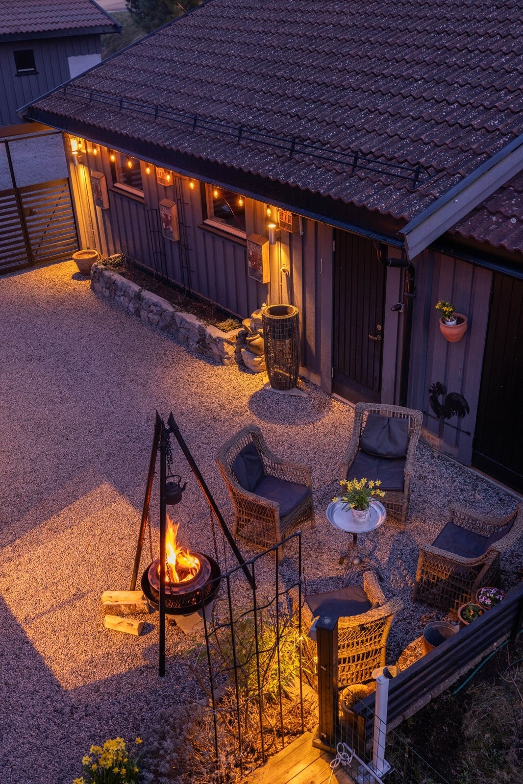 Garasjen på ca. 34 kvm har adkomstdør ut i gårdsrommet. Garasjen er isolert i følge eier og har elektrisk port. Galleribilde