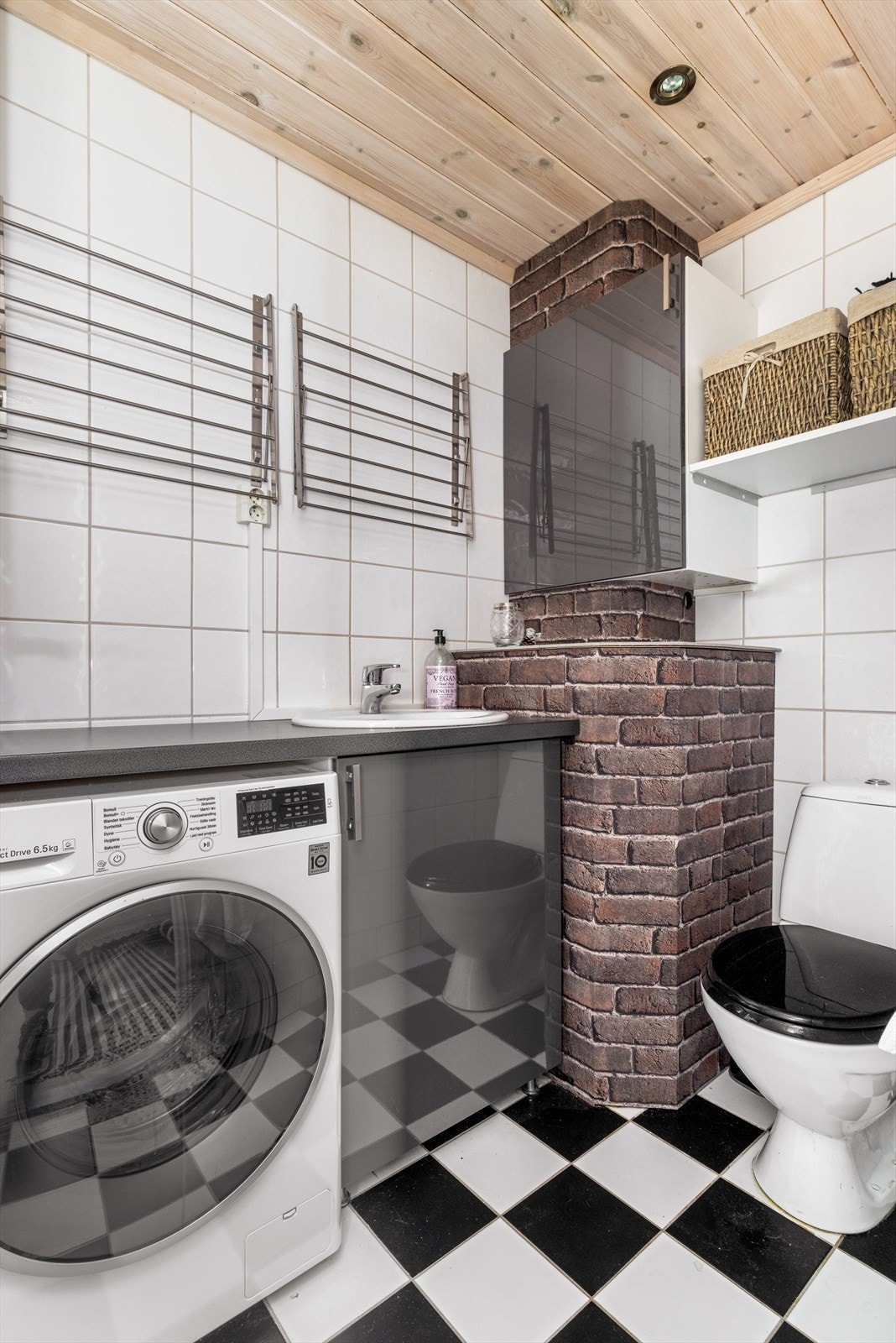 Eget adskilt vaskerom med praktisk innredning med skapplass og god benkflate med nedfelt servant. Egen plass og opplegg for vaskemaskin under benkflaten. Galleribilde