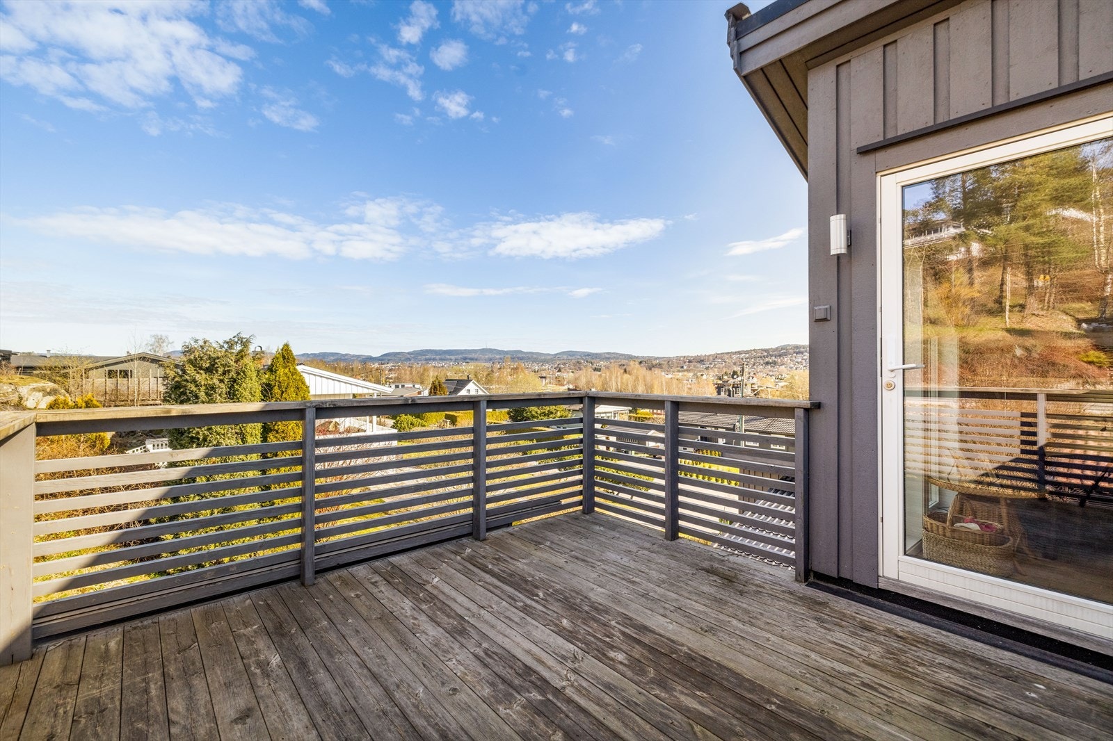 Veranda ut fra hemsen ligger over den innglassede delen. Her er det fantastiske solforhold og vidstrakt utsikt Galleribilde