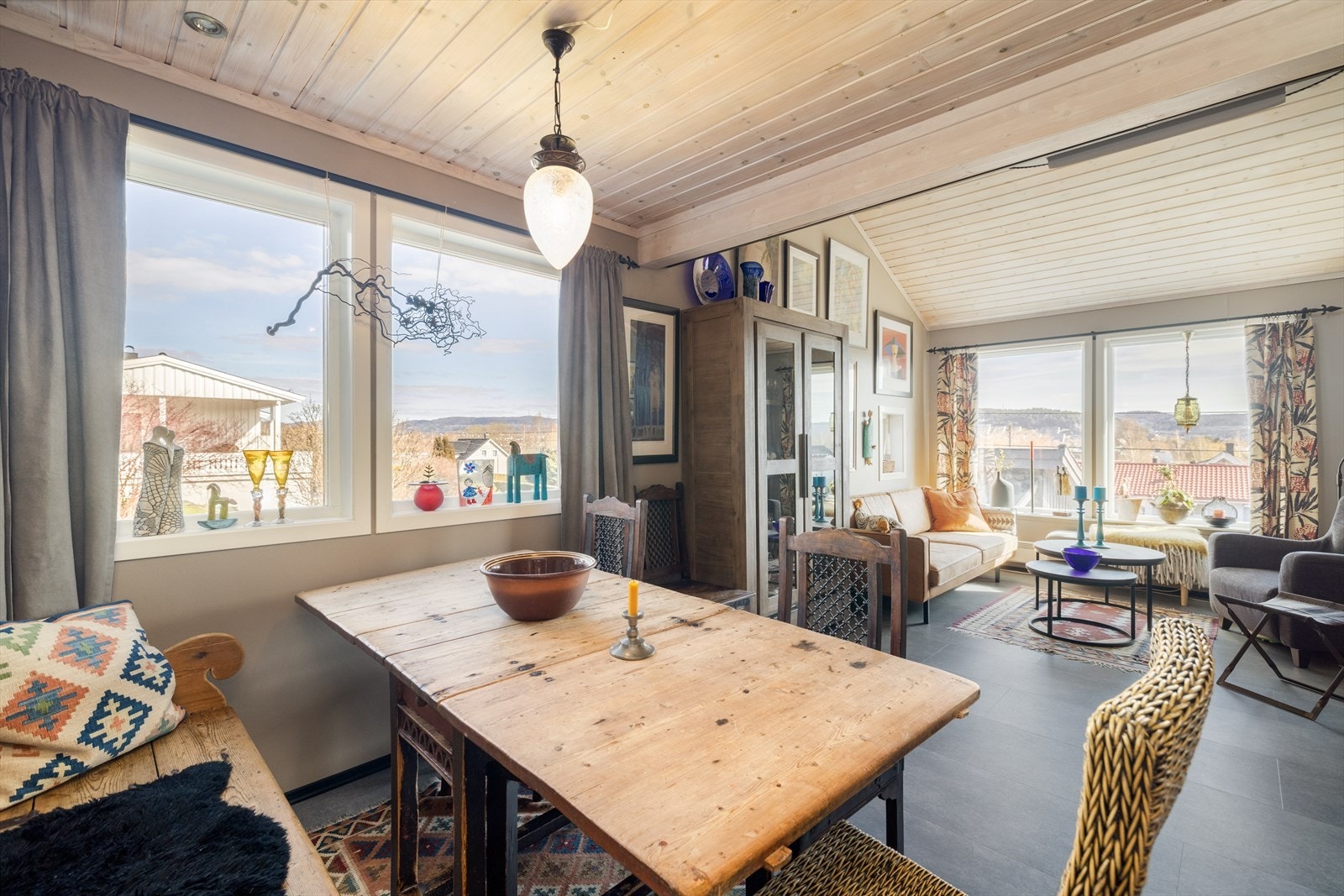 Boligen har en flott stue med store vindusflater som gir flott lysinnslipp og vakker utsikt både fra spisestue og sofa. Galleribilde