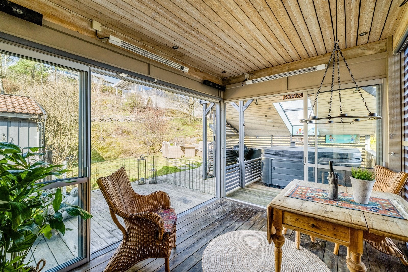 Flere fine uteplasser på eiendommen hvor det er en innglasset veranda ut fra kjøkken, hvor en sitter lunt og behagelig og glassdører kan skyves til side etter behov. Galleribilde