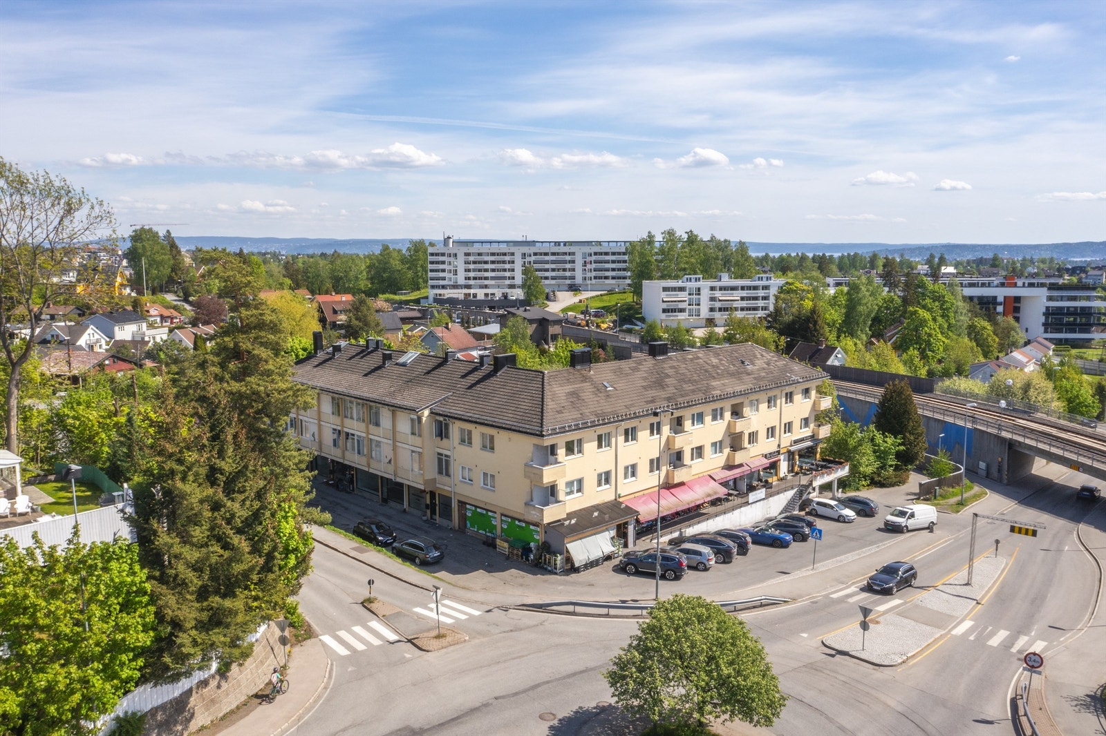 Området har nærhet til skoler, offentlig kommunikasjon og Bekkestua sentrum Galleribilde