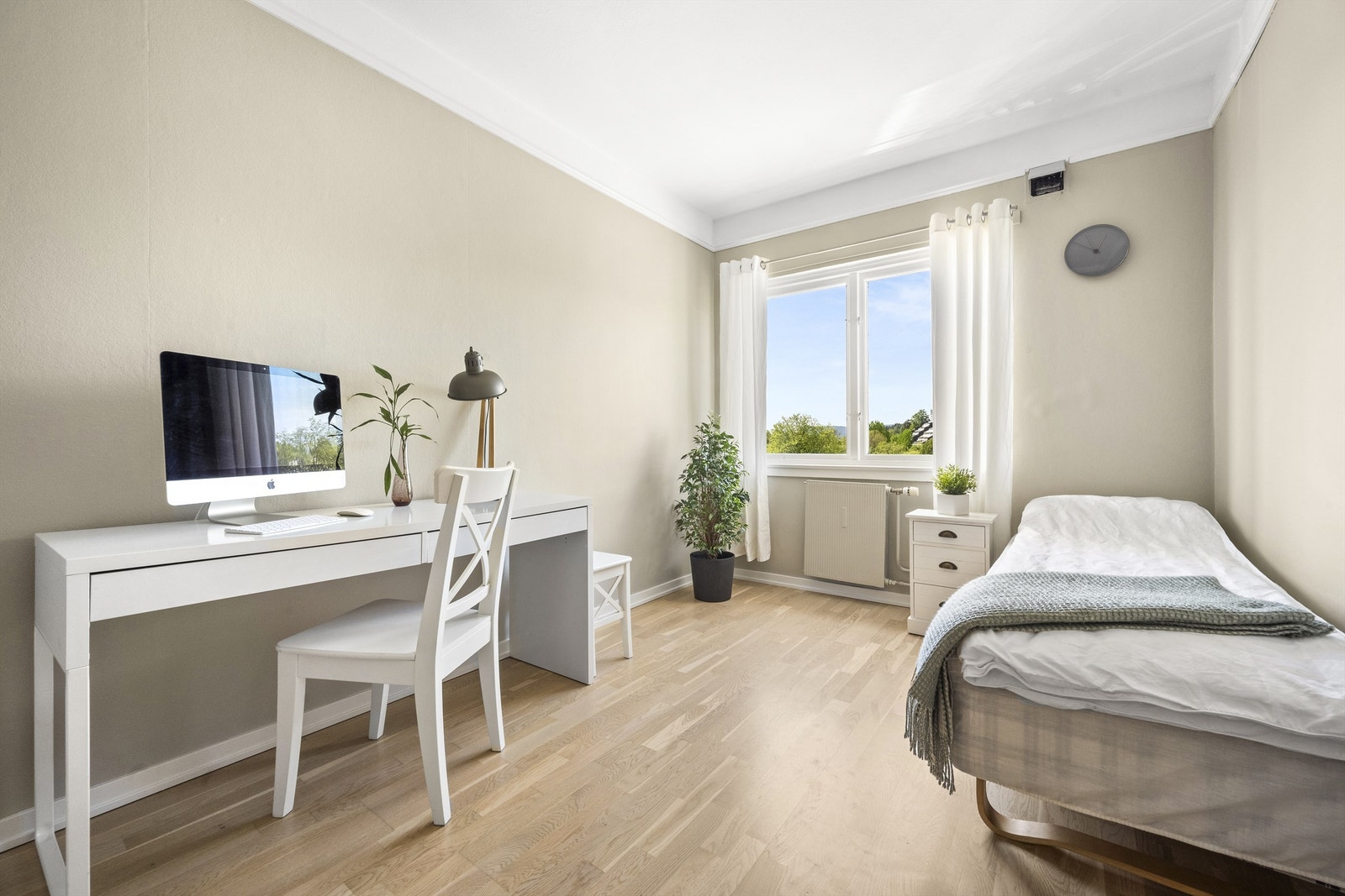 Soverom 2 - God plass til en seng, garderobe, nattbord og skrivepult Galleribilde