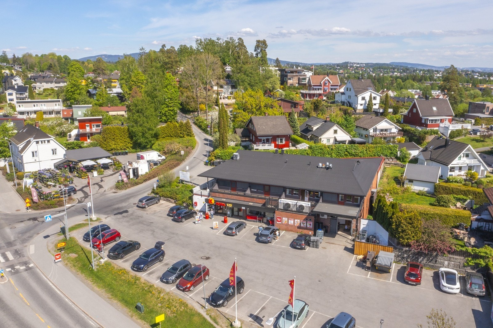 Dagligvarehandelen kan gjøres ved Coop Prix. Ellers i nabolaget finner dere flere restauranter samt grønnsaksbutikk i første etasje Galleribilde