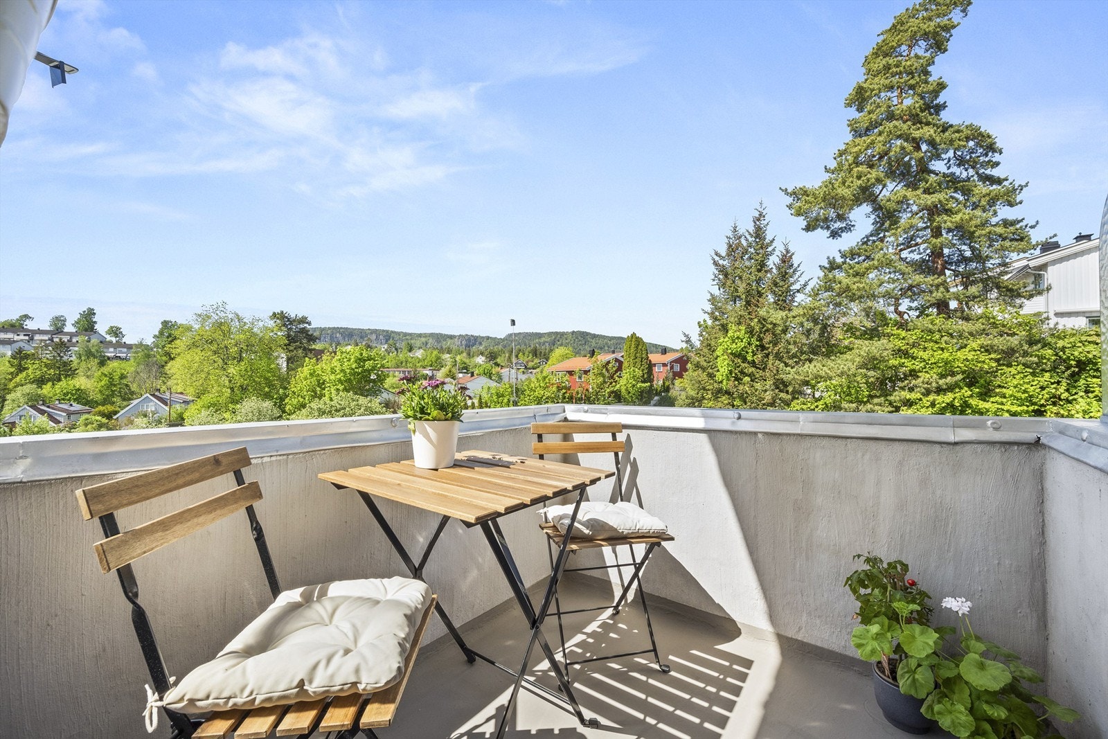 Solrik balkong med utgang fra stuen Galleribilde