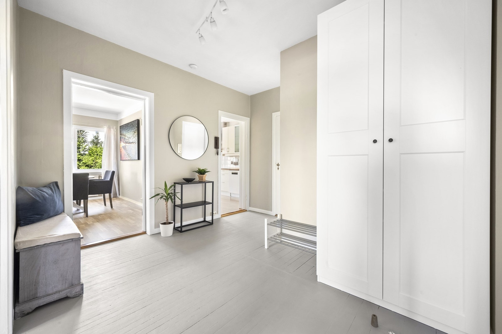 Romslig entré med god plass til garderobeløsninger Galleribilde