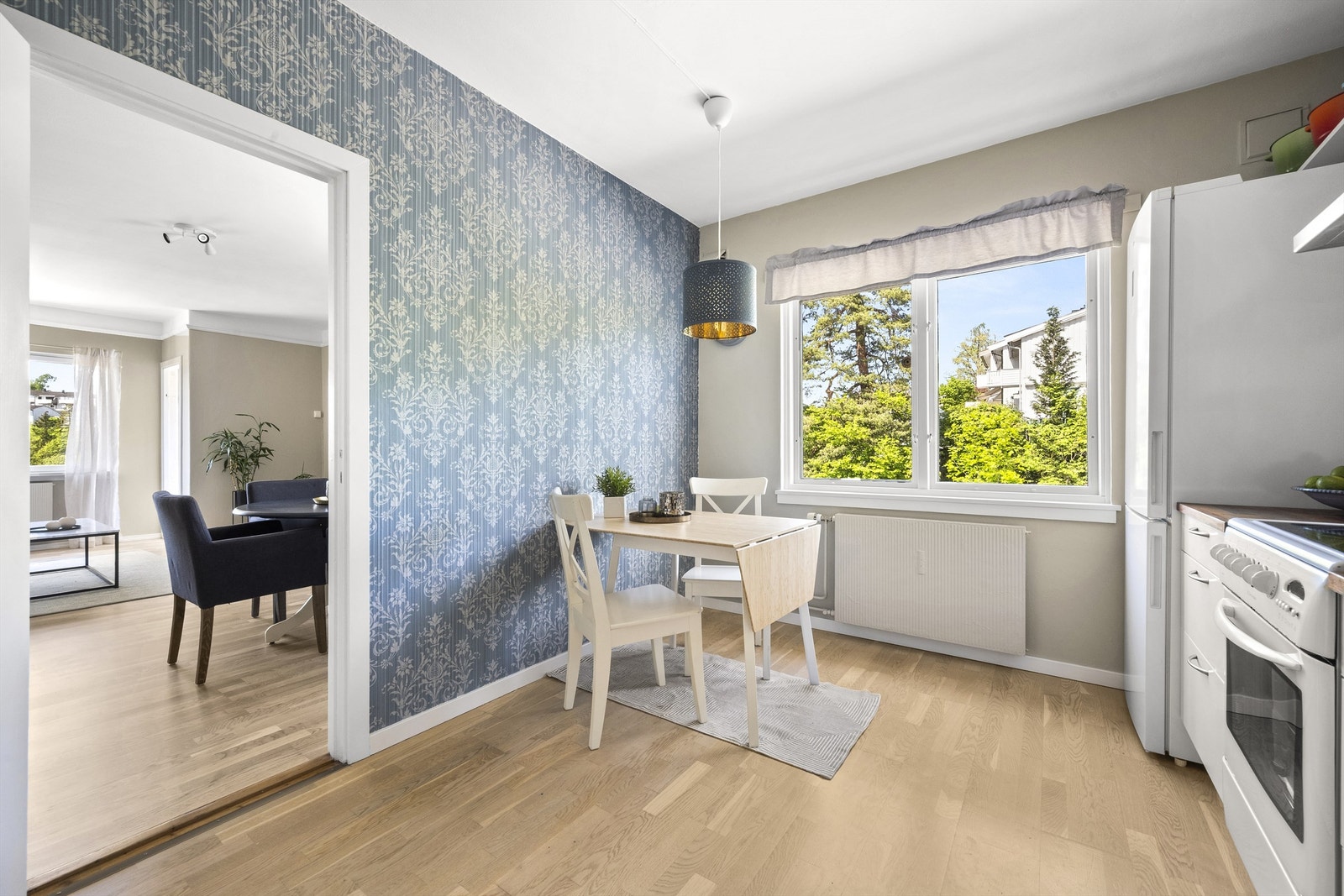 På kjøkkenet er det plass til et enkelt spisebord Galleribilde