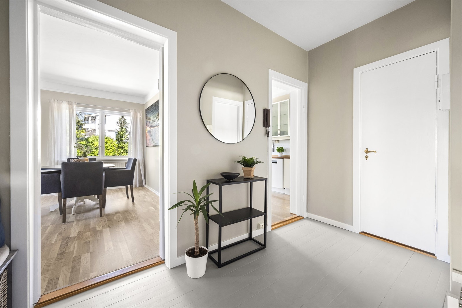 Leiligheten er malt i en gjennomgående fin fargepalett Galleribilde