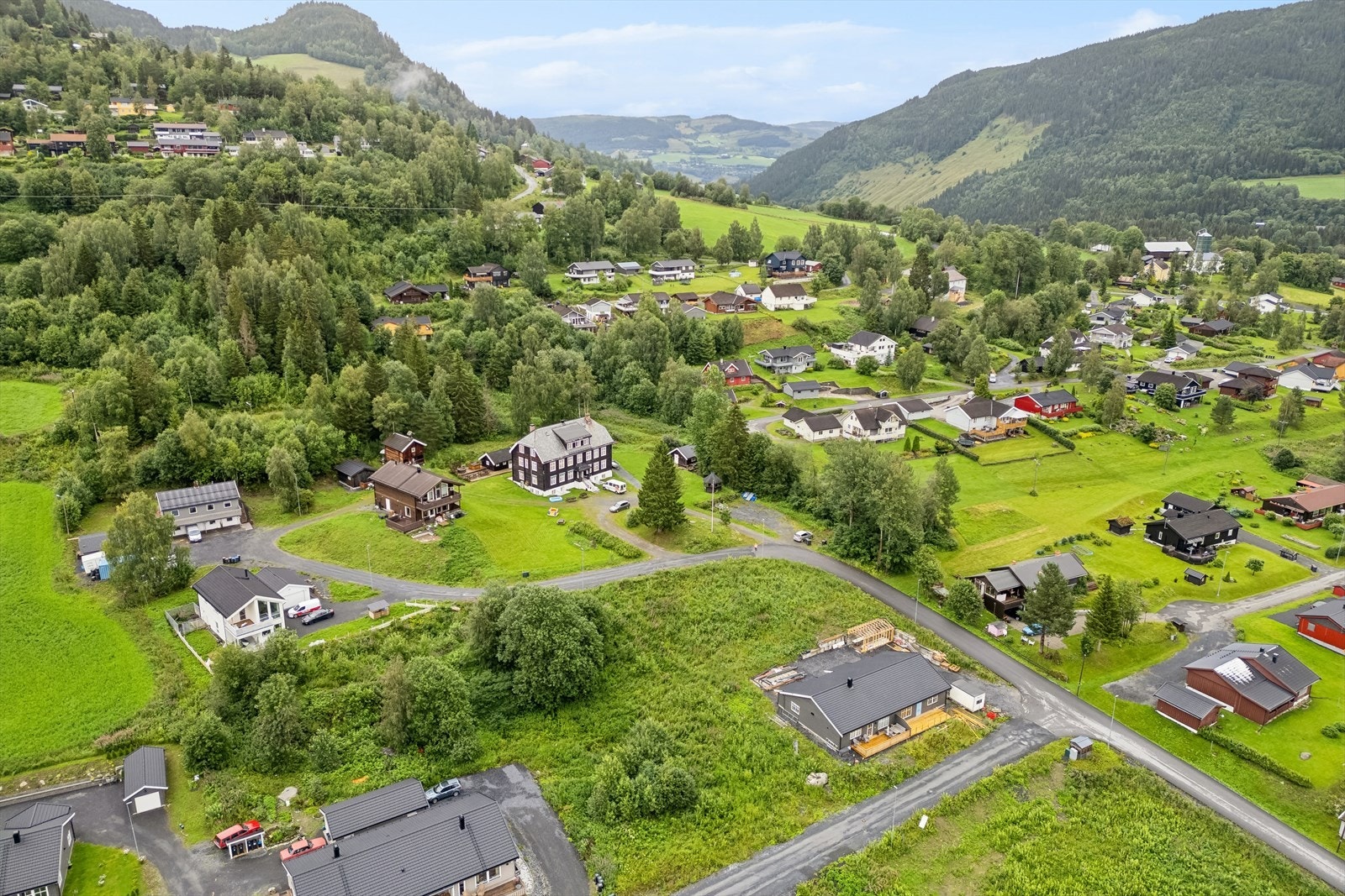 Eiendommen er regulert til frittliggende småhusbebyggelse - På tomtene BF-1 - BF-12 skal det oppføres eneboliger eller 2- mannsboliger Galleribilde