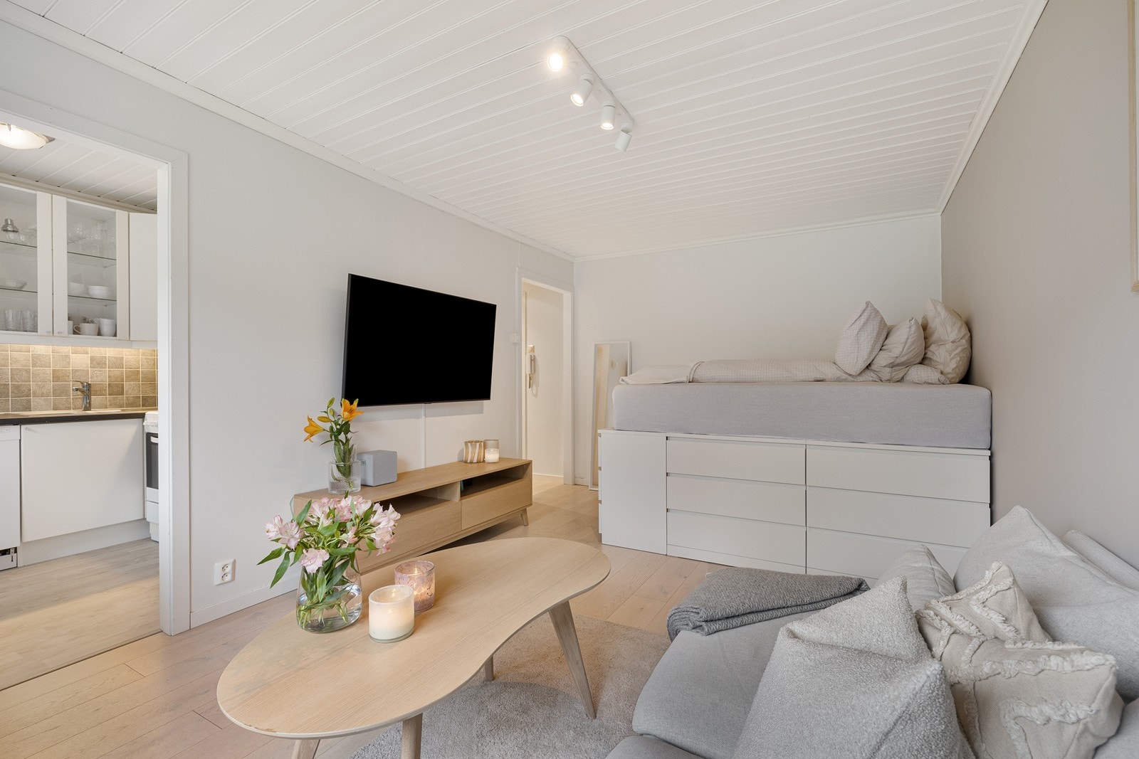 Det er, om ønskelig plass til dobbeltseng, i tillegg til sofagruppe. Galleribilde