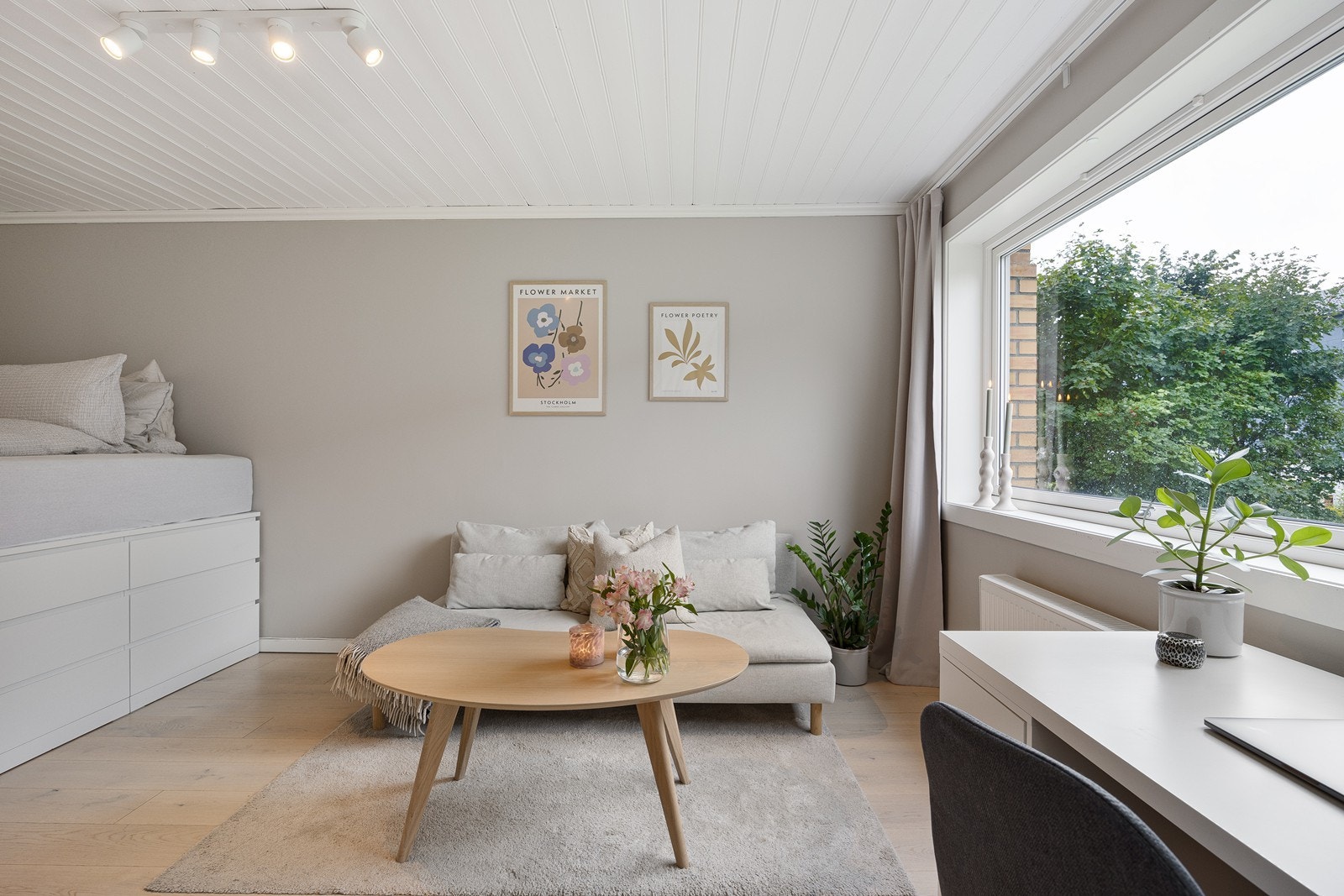 Gulvet har 1-stavs parkett, mens veggflatene er malt i behagelige og matchende nyanser. Galleribilde