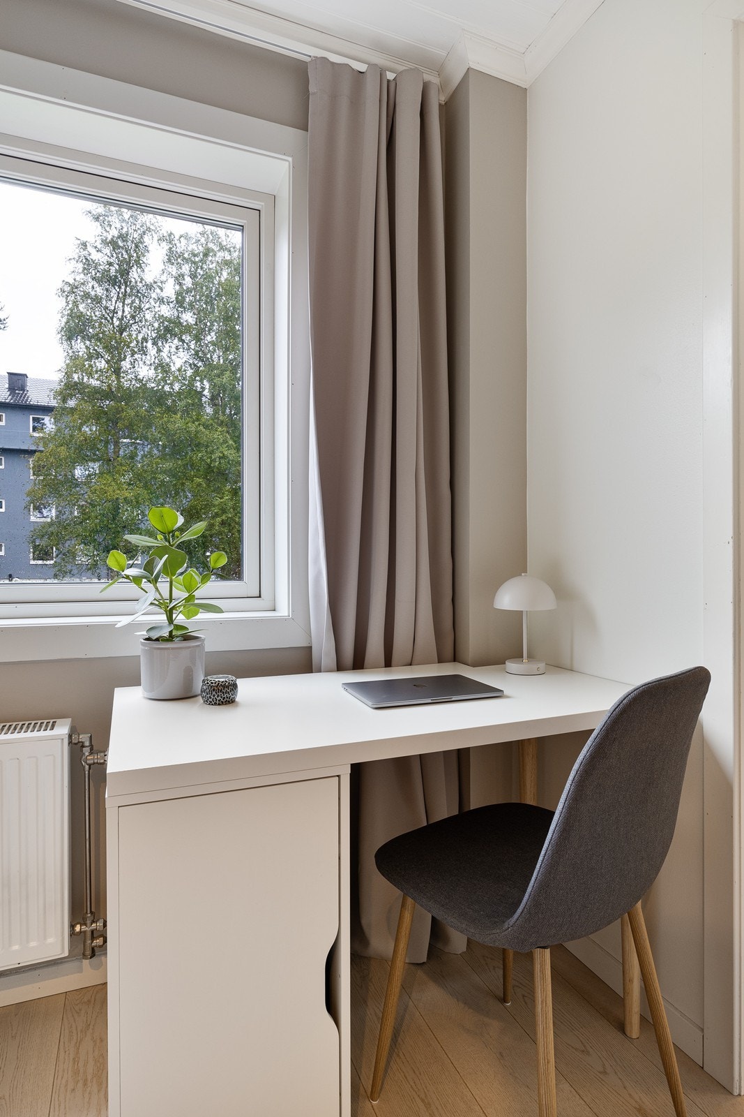 Her er det plass til både sofaløsning og arbeidspult. Galleribilde