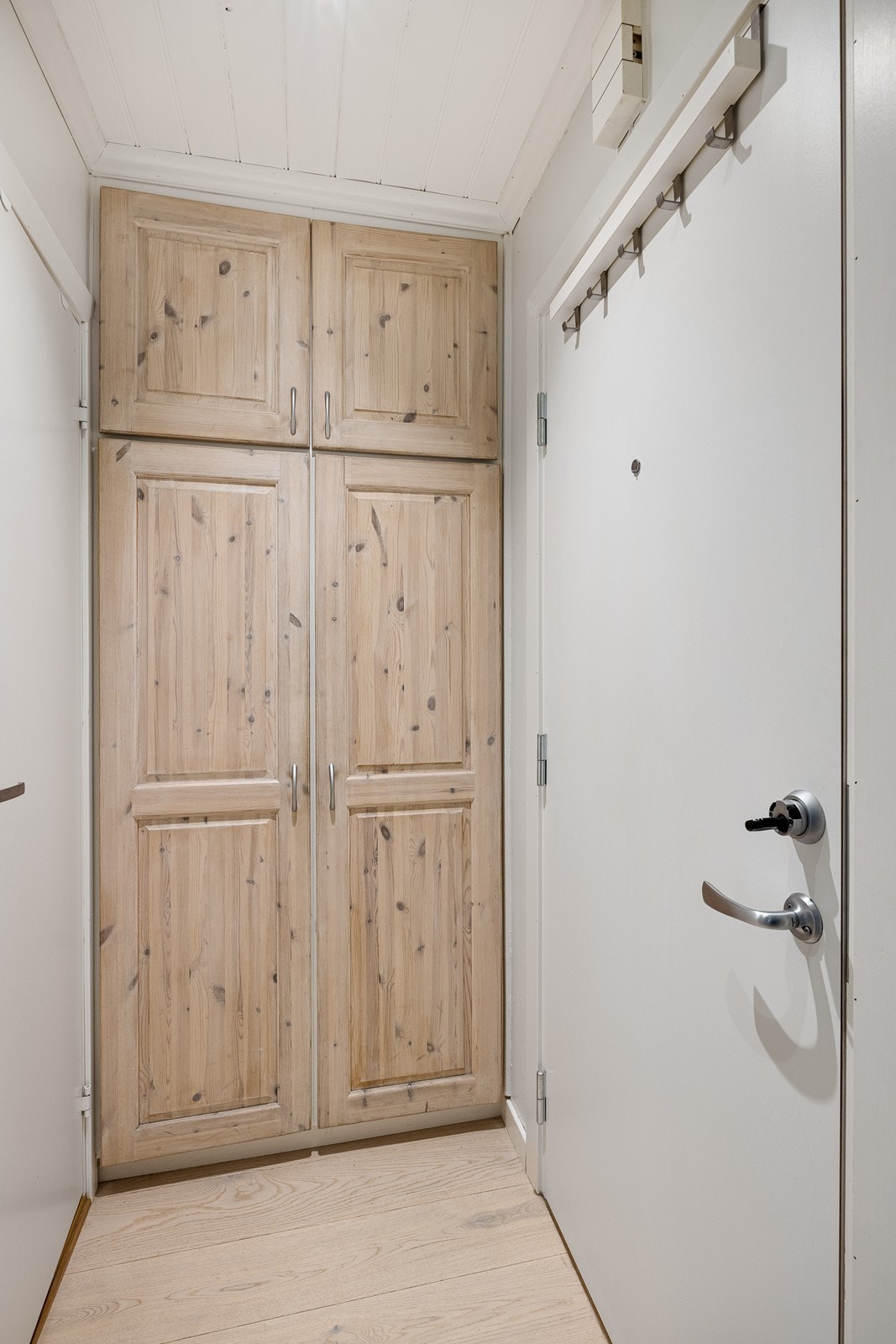 Plassen i entréen er godt utnyttet med et plassbygd garderobeskap langs endeveggen. Galleribilde