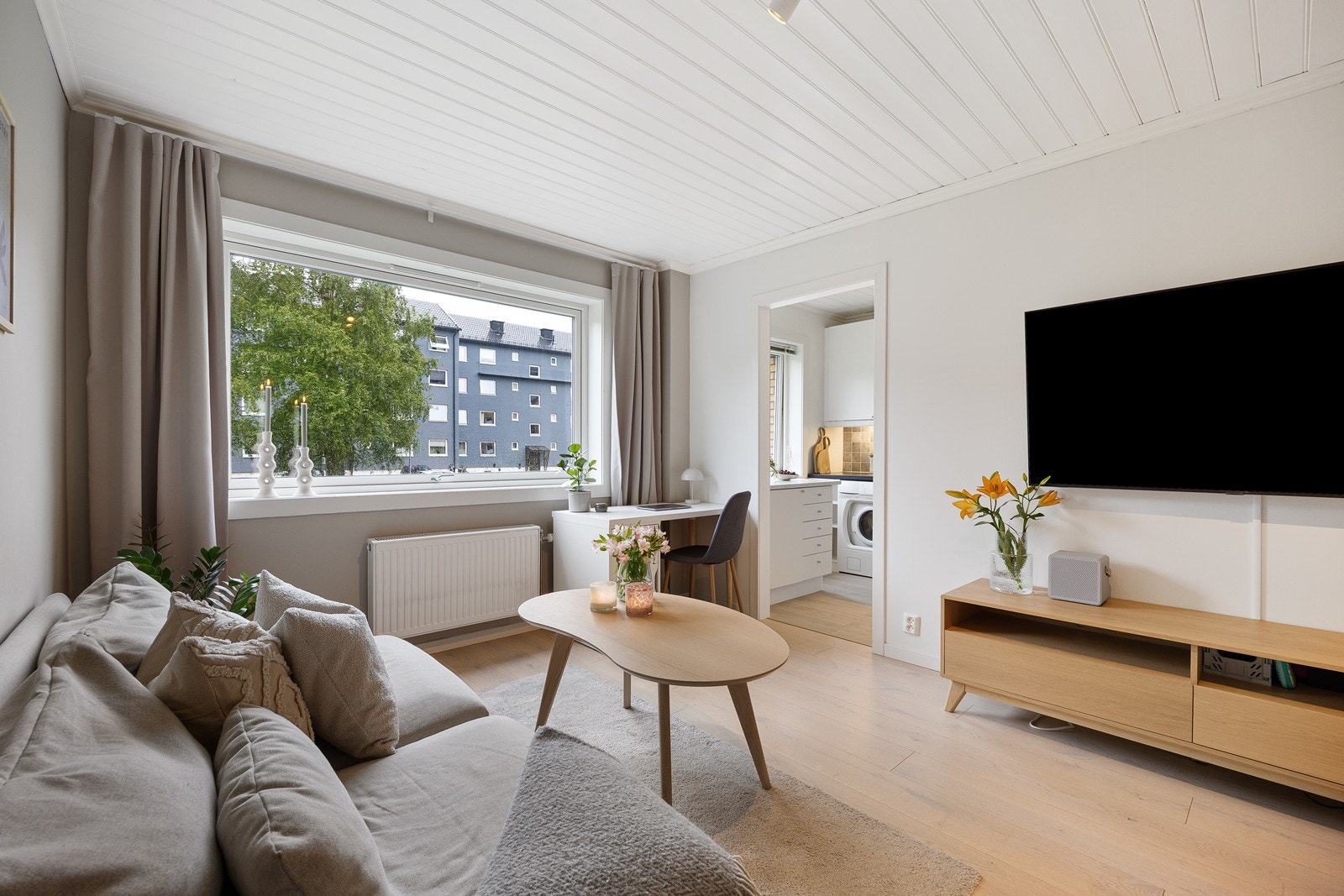 Stuen er lys og innbydende med godt naturlig lysinnslipp. Galleribilde