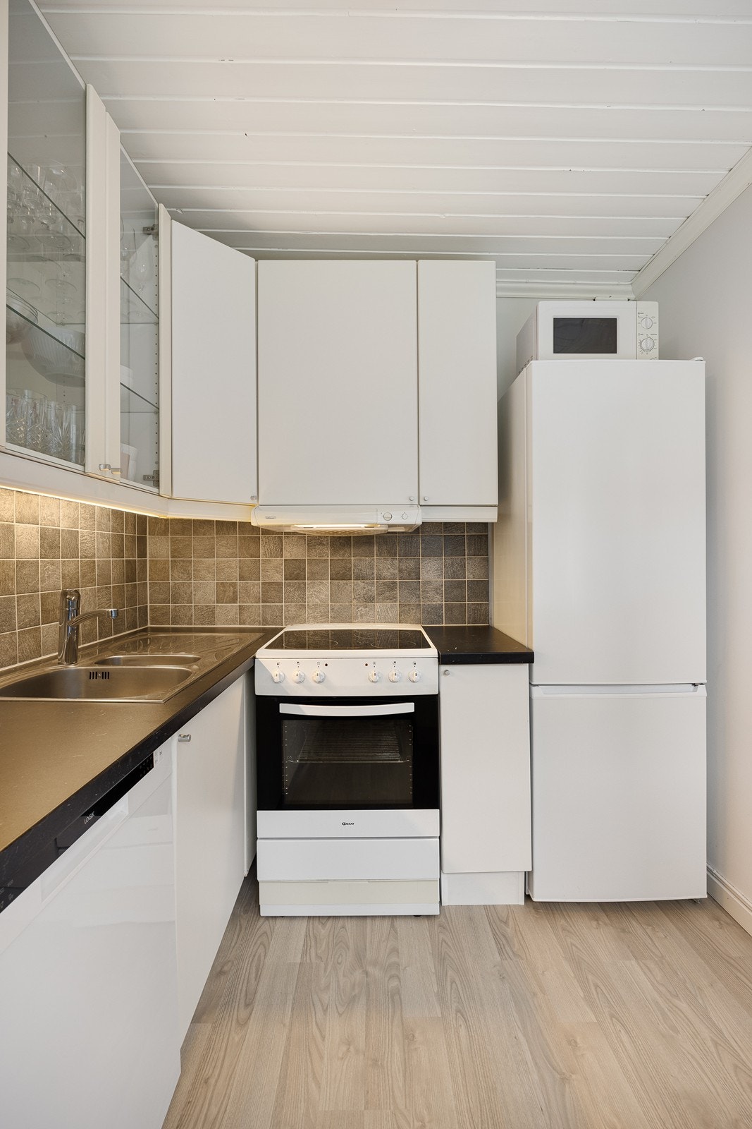 Kjøkkenet har opplegg både for oppvask- og vaskemaskin. Galleribilde