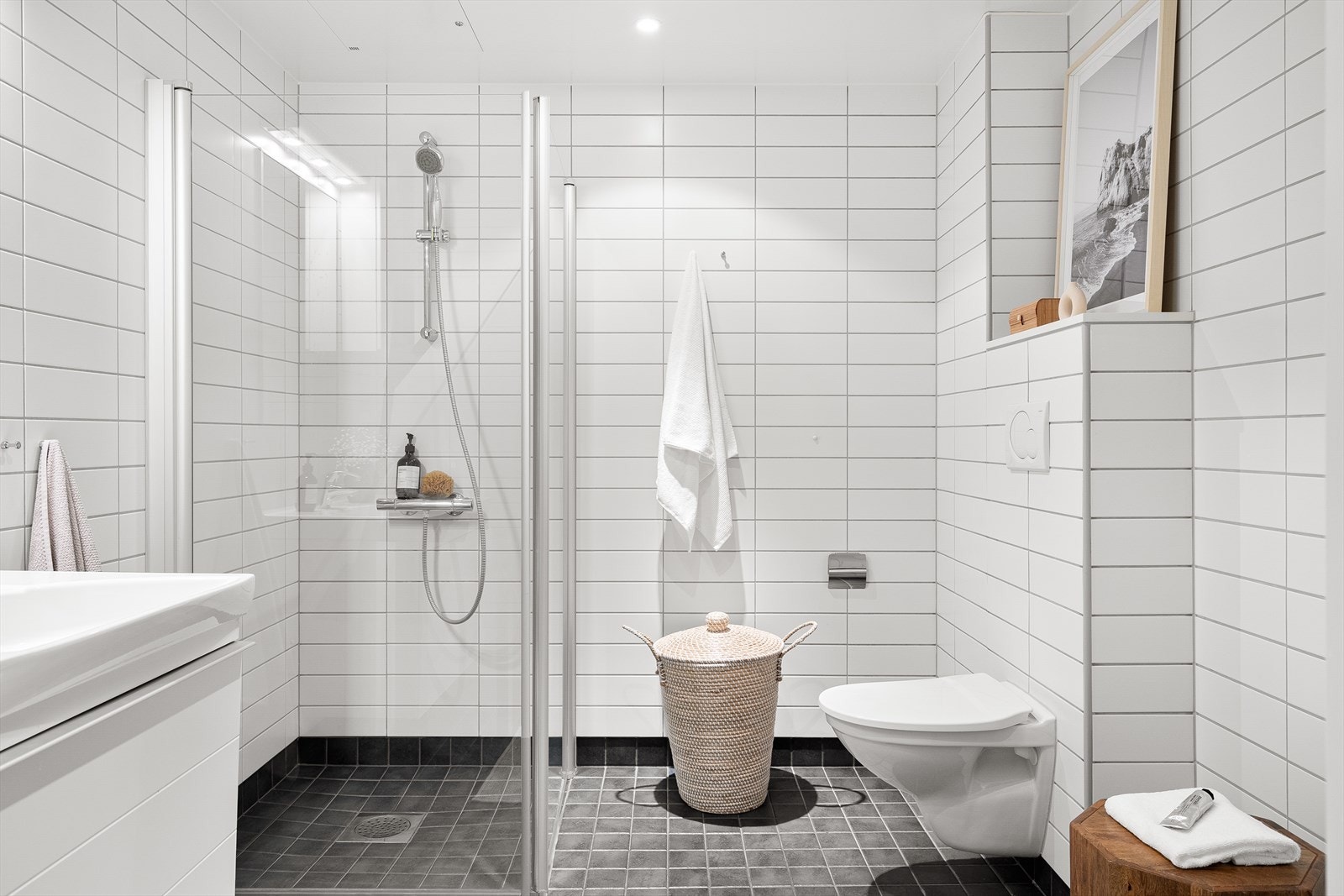 Pent, flislagt bad med varmekabler i gulv og downlights i himling. Galleribilde