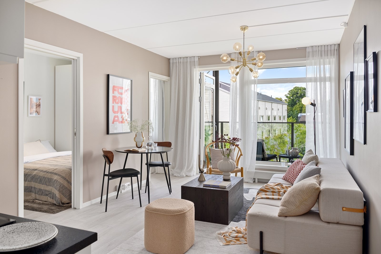 Vi har gleden av å presentere denne innbydende, lyse og fine 2-romsleiligheten med nordvestvendt balkong i Tiedemannsbyen! Galleribilde