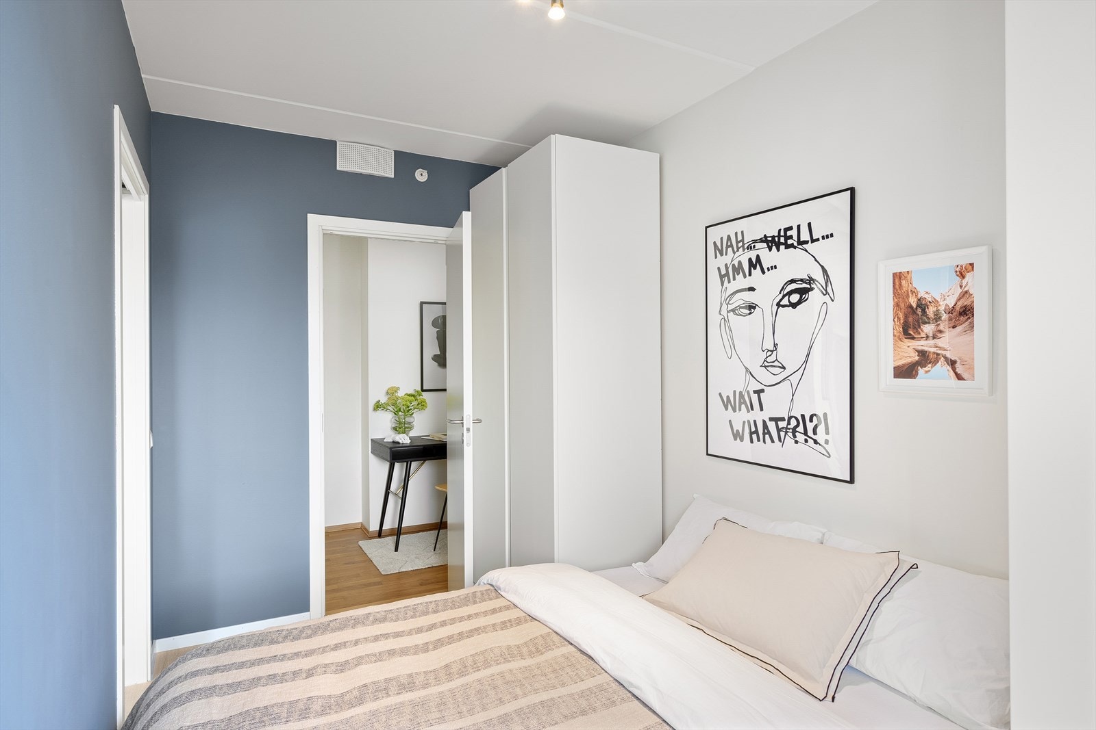 Soverommet har garderobeskap på hver side av sengeplass og adkomst til en tilliggende bod. Galleribilde