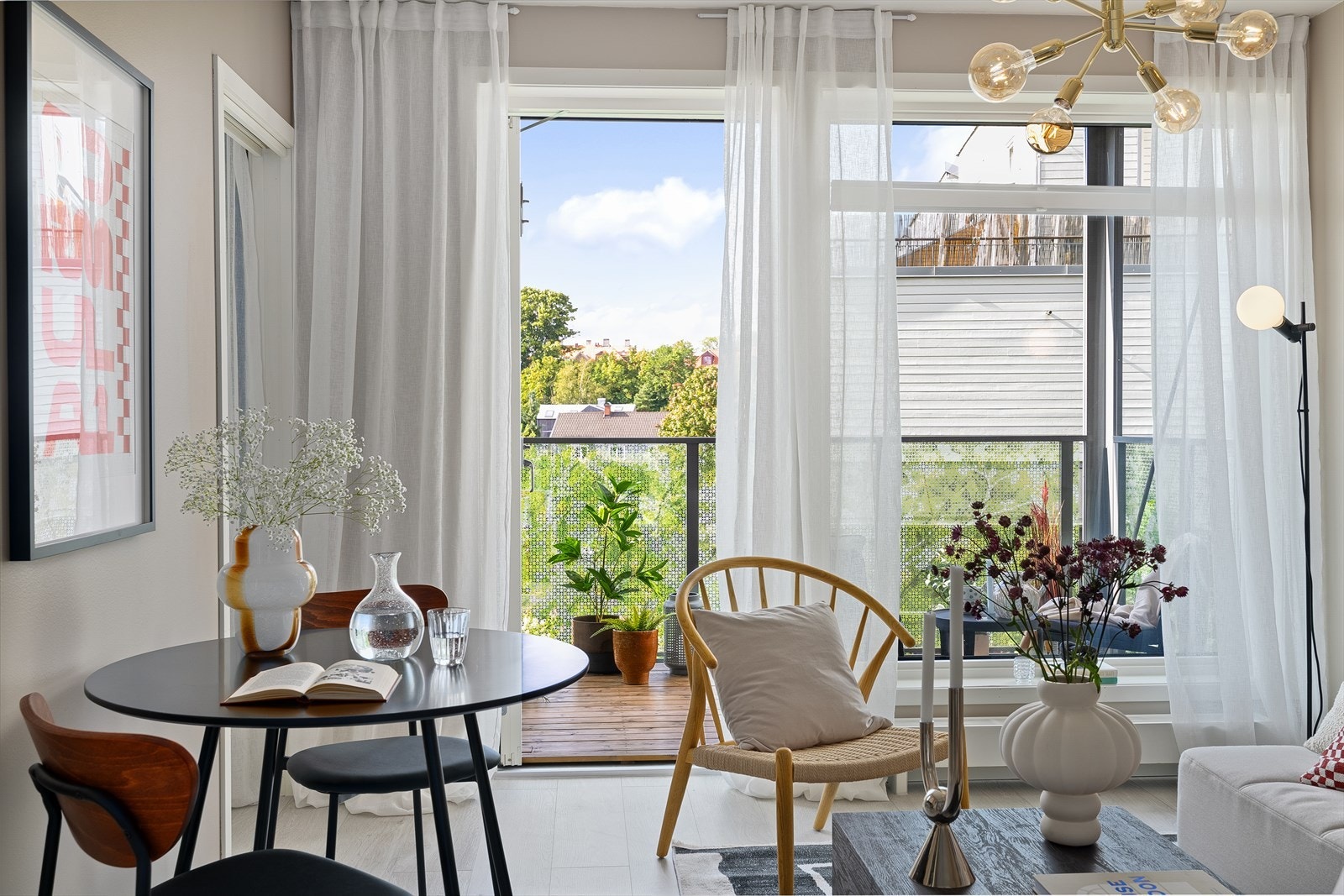 Rommet har vinylgulv og vegger med en delikat, lun beigefarge. Galleribilde