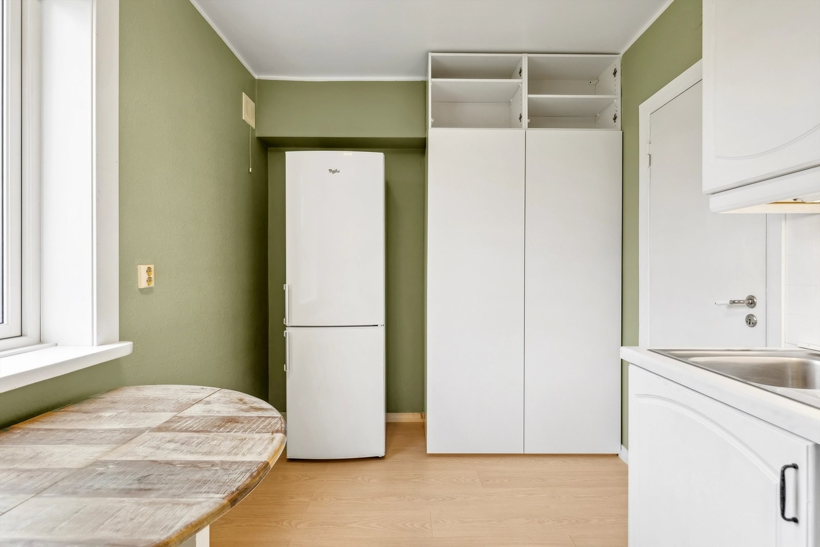 God plass på kjøkkenet til spisebord eller ekstra oppbevaringsplass Galleribilde