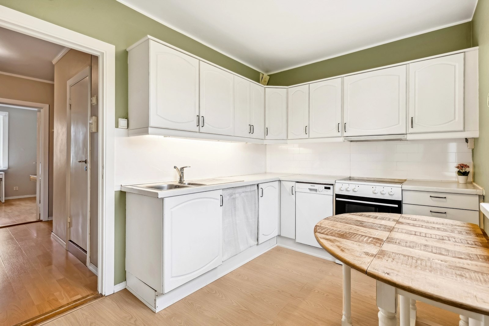 Separat kjøkken med profilerte fronter i tre og benkeplate i laminat Galleribilde