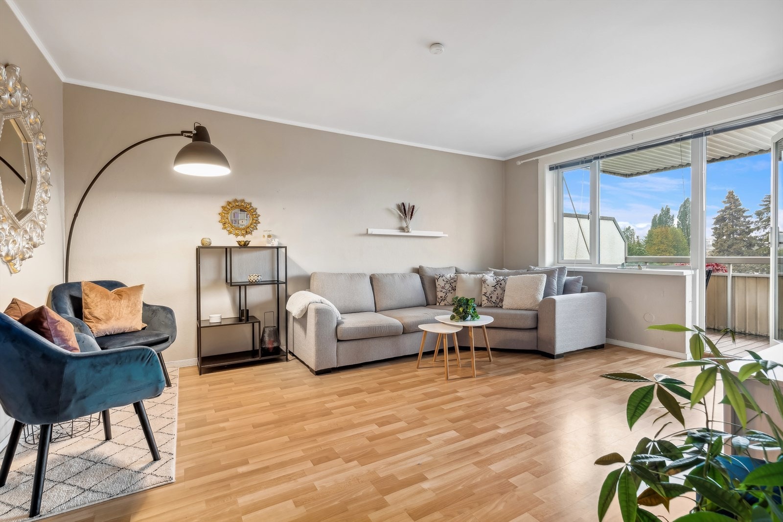 Leiligheten ligger i byggets 3.etasje og har en gjennomgående og god planløsning Galleribilde