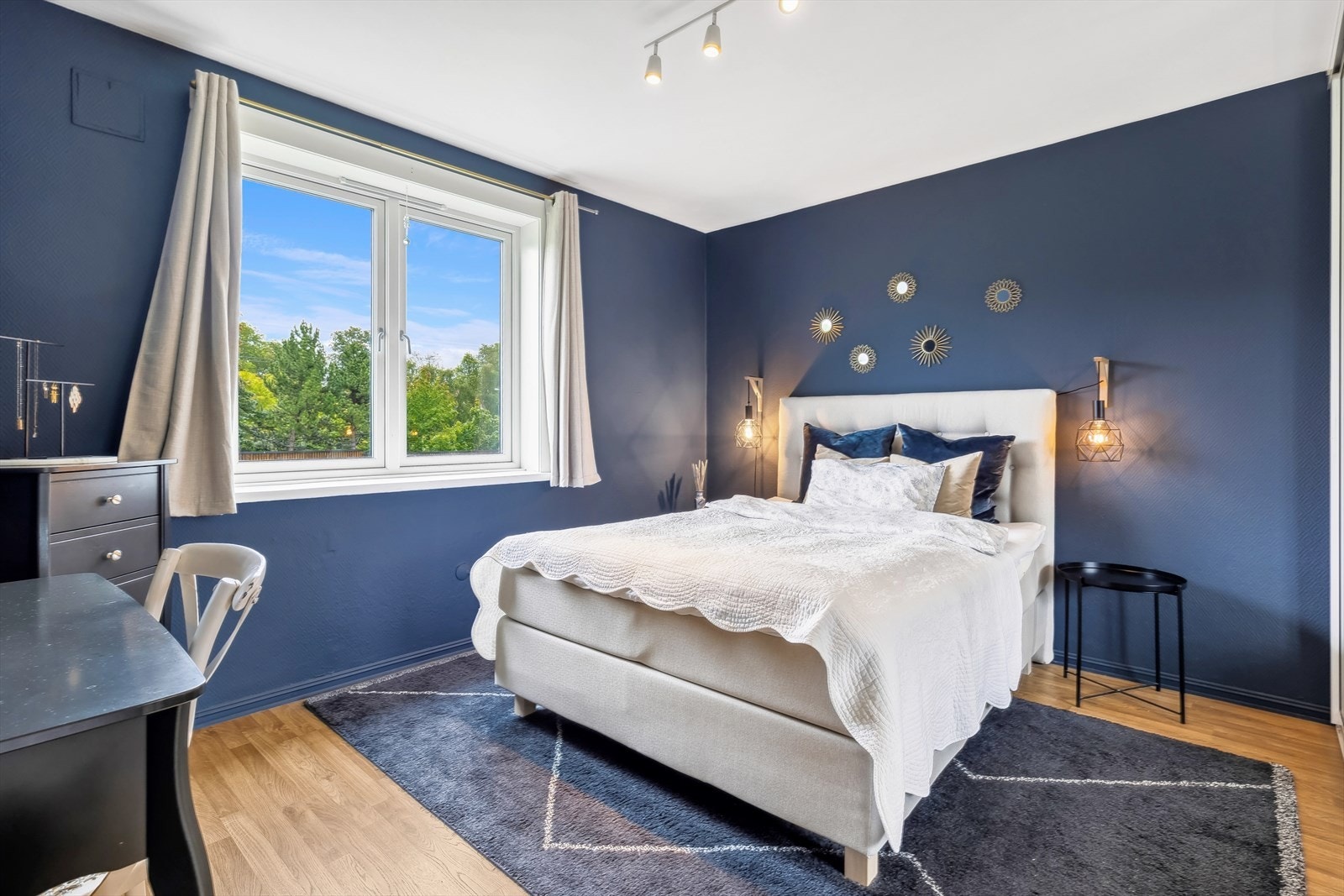 Hovedsoverom er av god størrelse med plass til dobbeltseng og tilhørende møbler Galleribilde