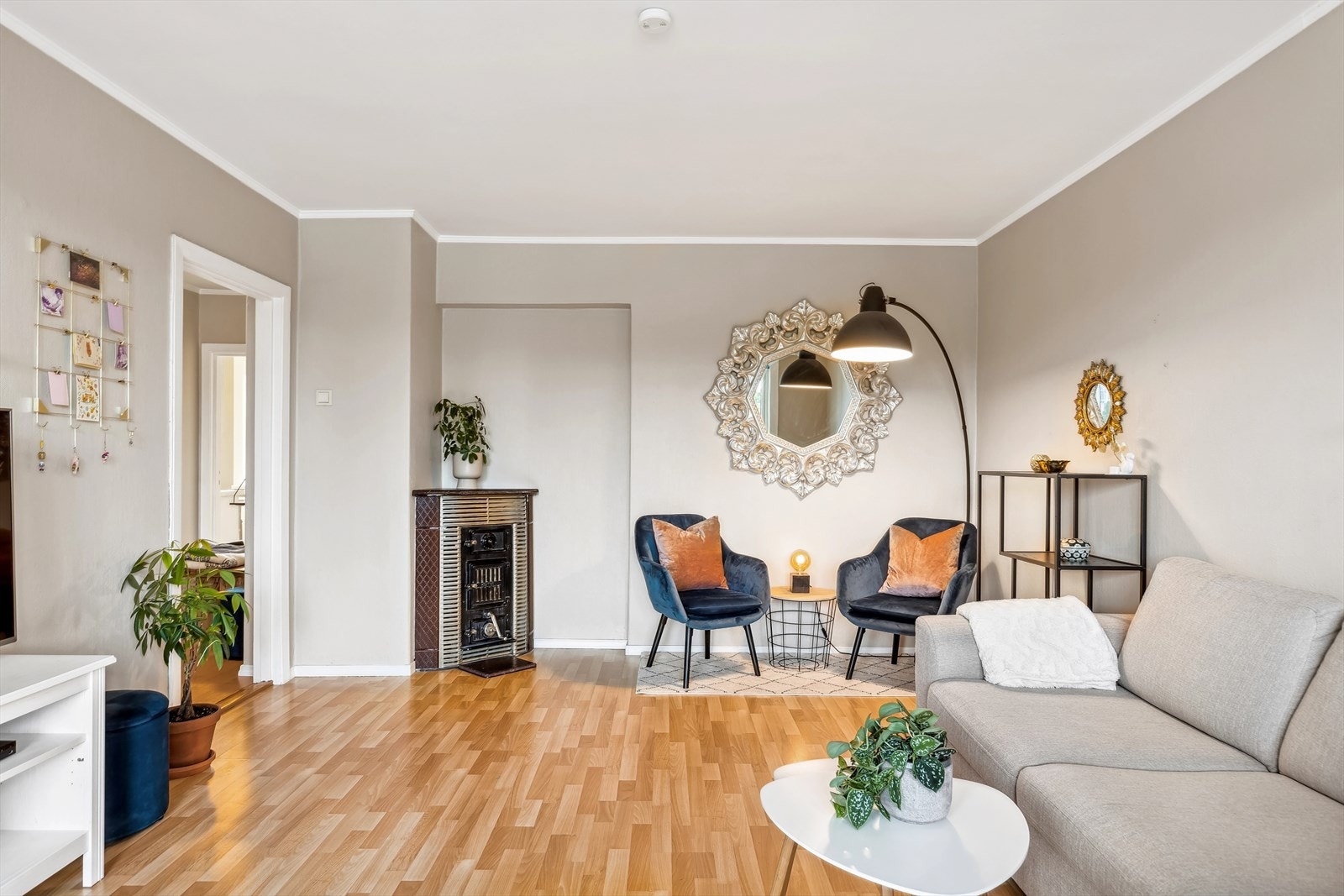 Stuen har vedovn som varmer godt på kalde dager Galleribilde