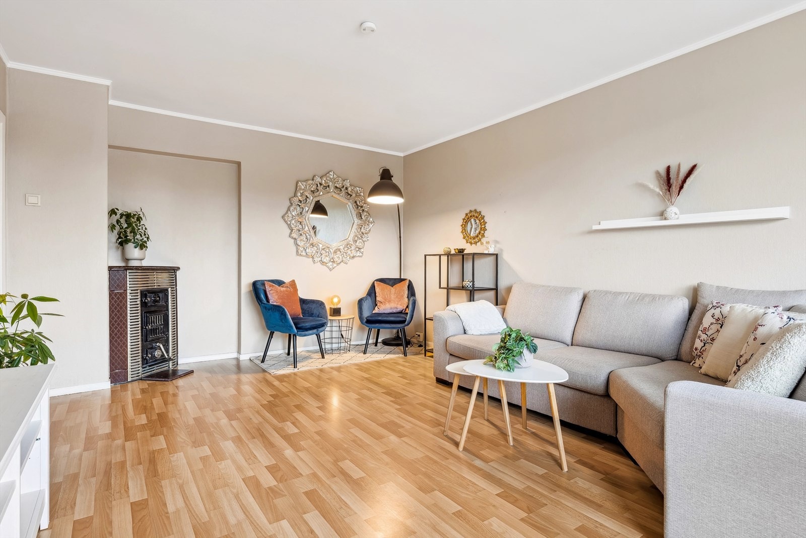 Det er plass til både en stor sofakrok og lesehjørne Galleribilde