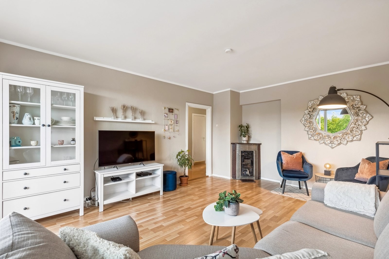 Stuen er romslig med flere gode møbleringsmuligheter Galleribilde