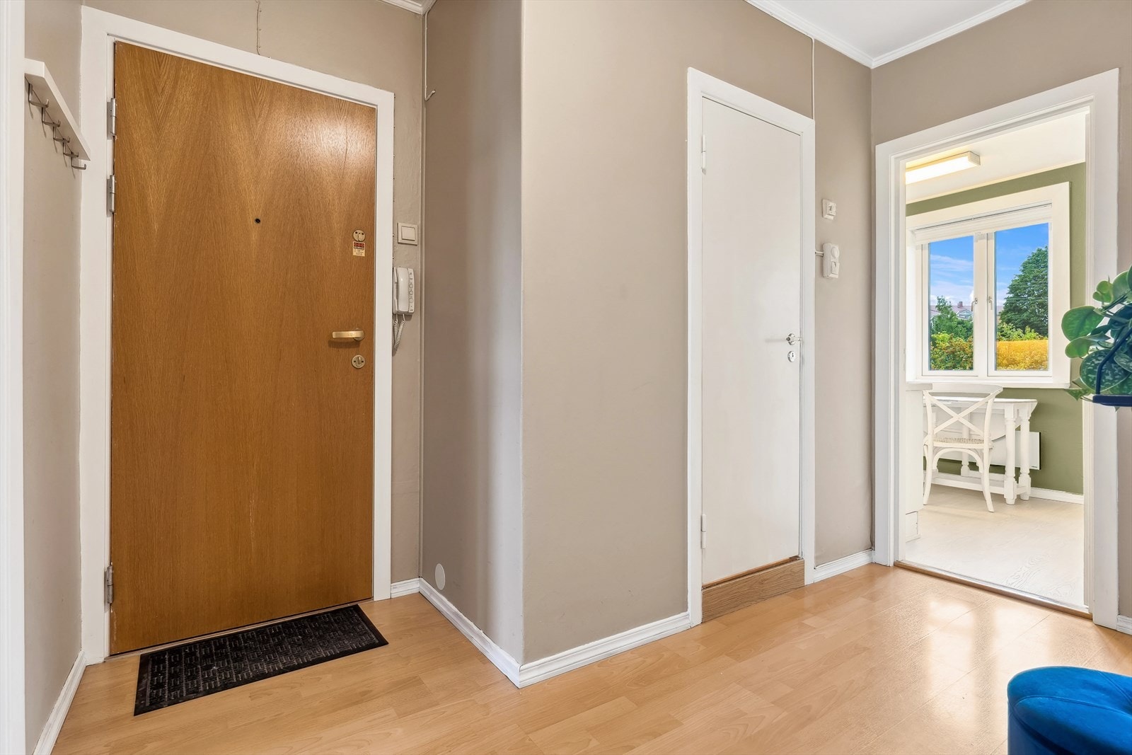 Romslig entré med plass til å henge fra seg yttertøy og sko Galleribilde