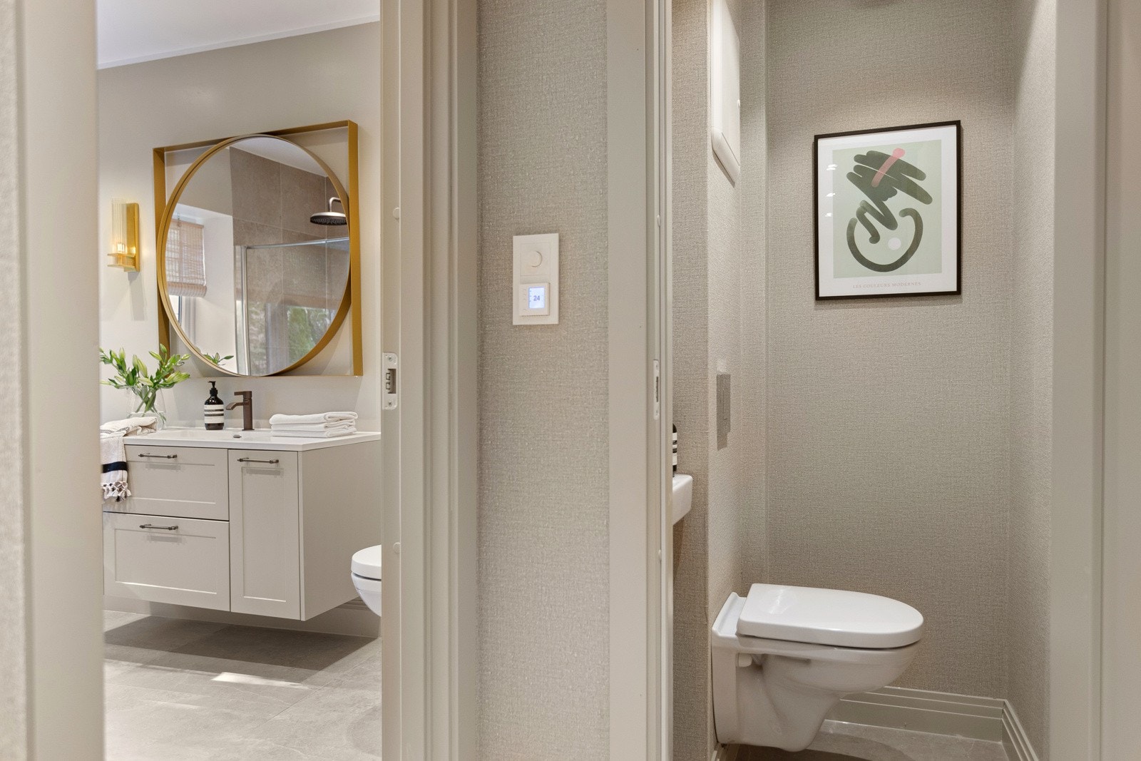 Det ekstra toalettet ligger praktisk til vegg-i-vegg for baderommet. Galleribilde