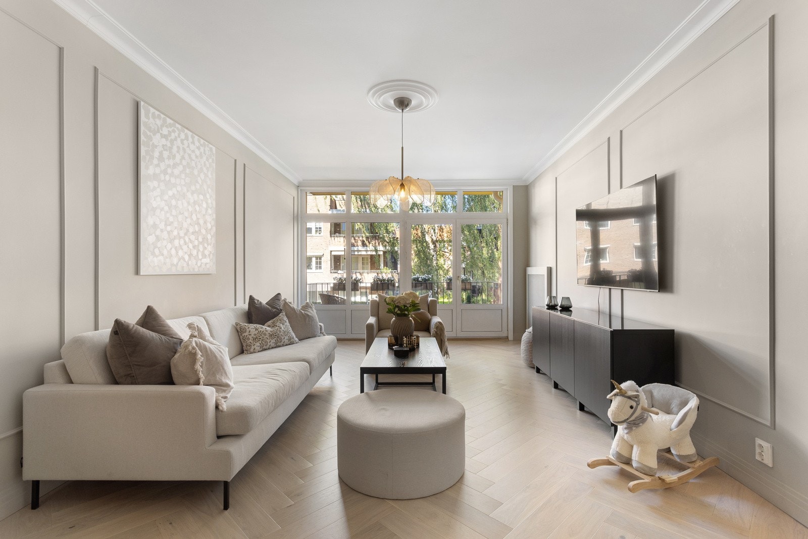 Stuen er romslig med god plass til både sittegruppe med tv-møblement og spiseplass. Galleribilde