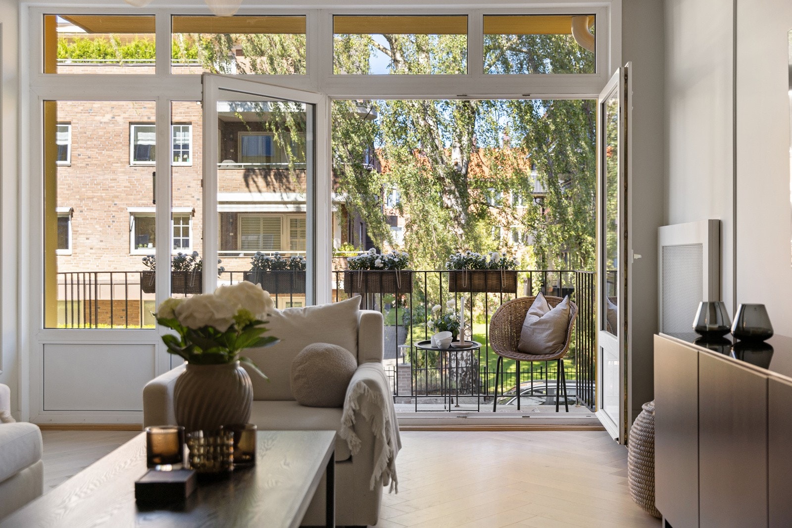 Leiligheten ligger i 2. etg og har enkel adkomst fra heis. Den gjennomgående planløsningen er effektiv med store rom som er enkle å møblere. Galleribilde