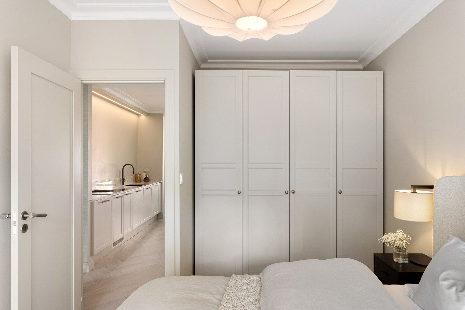 Den romslige garderoben gir bra med lagringsplass til hovedsoverommet. Galleribilde