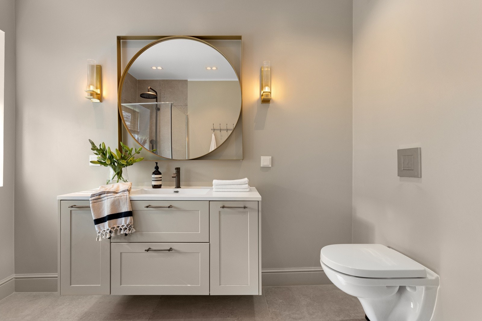 Badet er utstyrt med vakker innredning, vegghengt toalett og dusjnisje med svingdører. Varmekabler i gulvet. Galleribilde