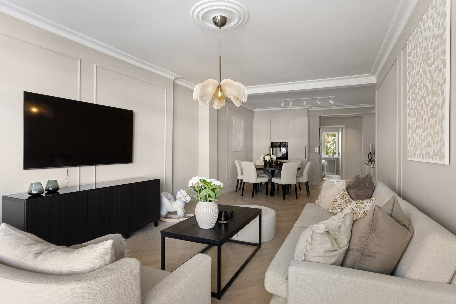 Radiatorene er tilkoblet fjernvarme og både varmtvann, fyring, kabel-TV og internett er inludert. Det er pipeløp i stuen hvor man kan installere peis. Galleribilde