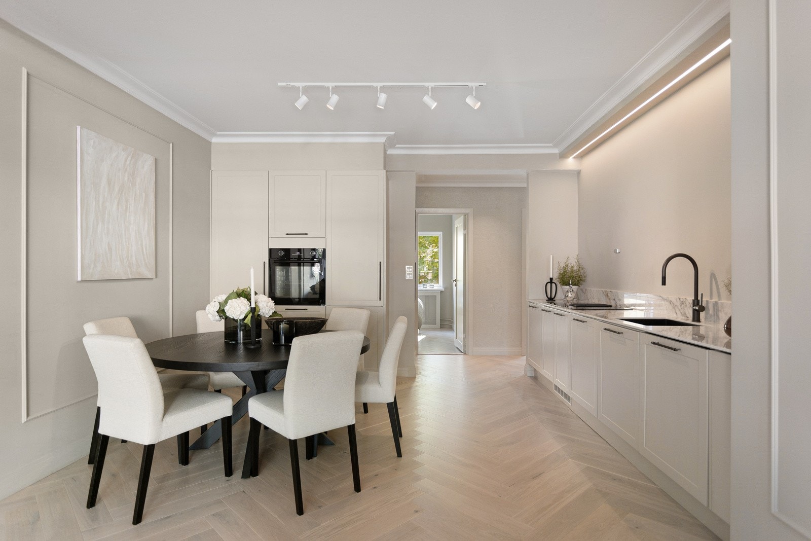 Innredningen har samme farge som overflatene og blir en naturlig del av oppholdsrommet. Galleribilde