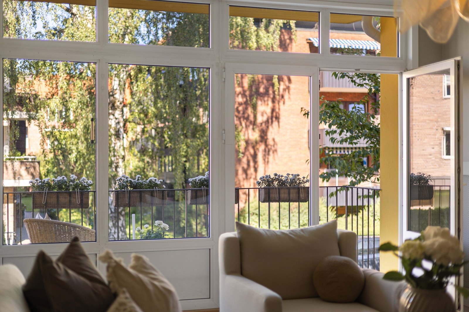 Fra stuen er det utgang til den hyggelige balkongen. Galleribilde