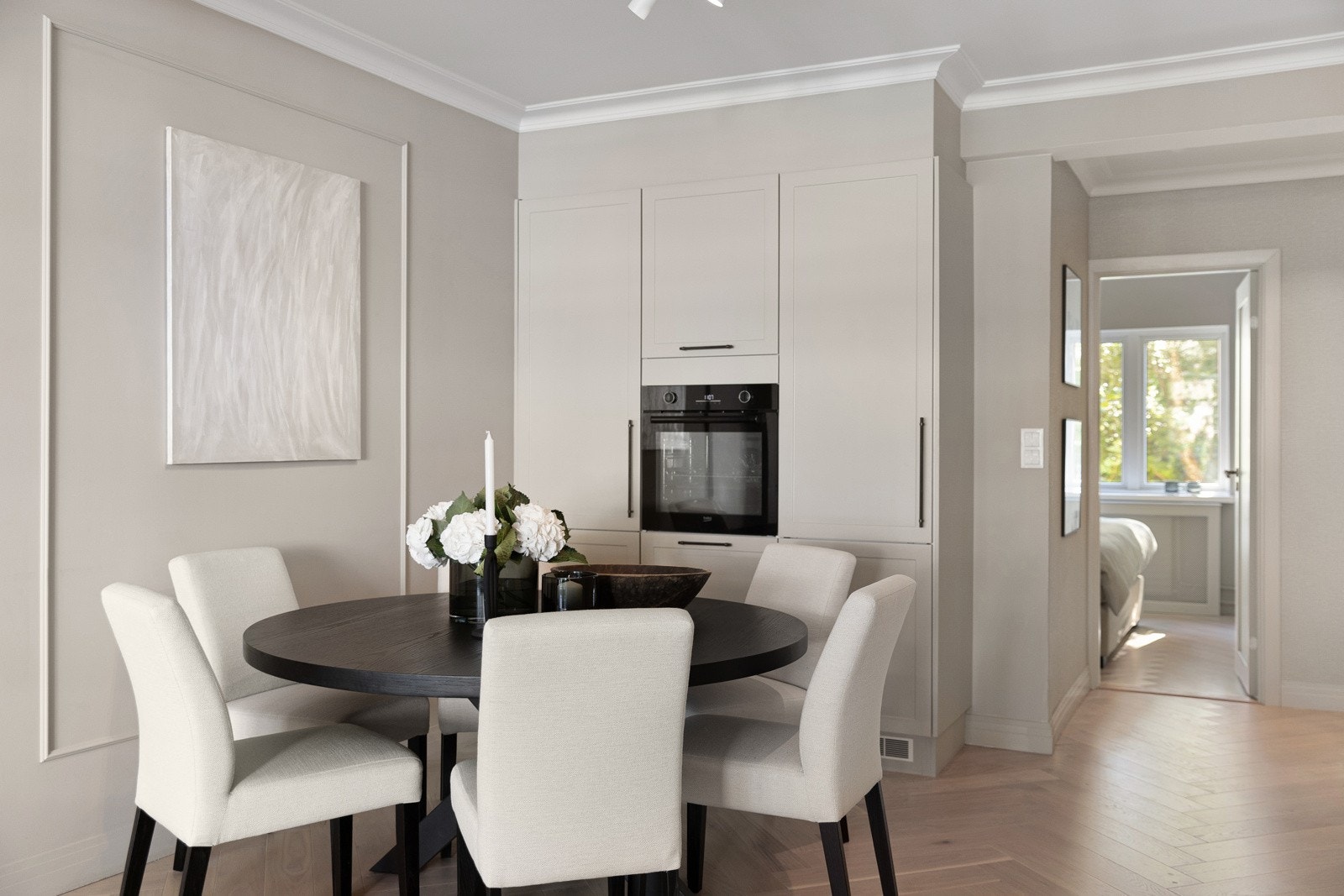 Kjøkkenet har full størrelse både kjøleskap og fyser. Galleribilde